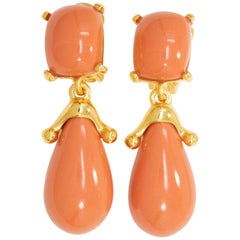 Kenneth Jay Lane Boucles d'oreilles clipsées en or et corail:: KJL:: Contemporain