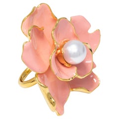 Kenneth Jay Lane Anello da cocktail con fiore d'oro e finta perla, smalto corallo salmone, KJL