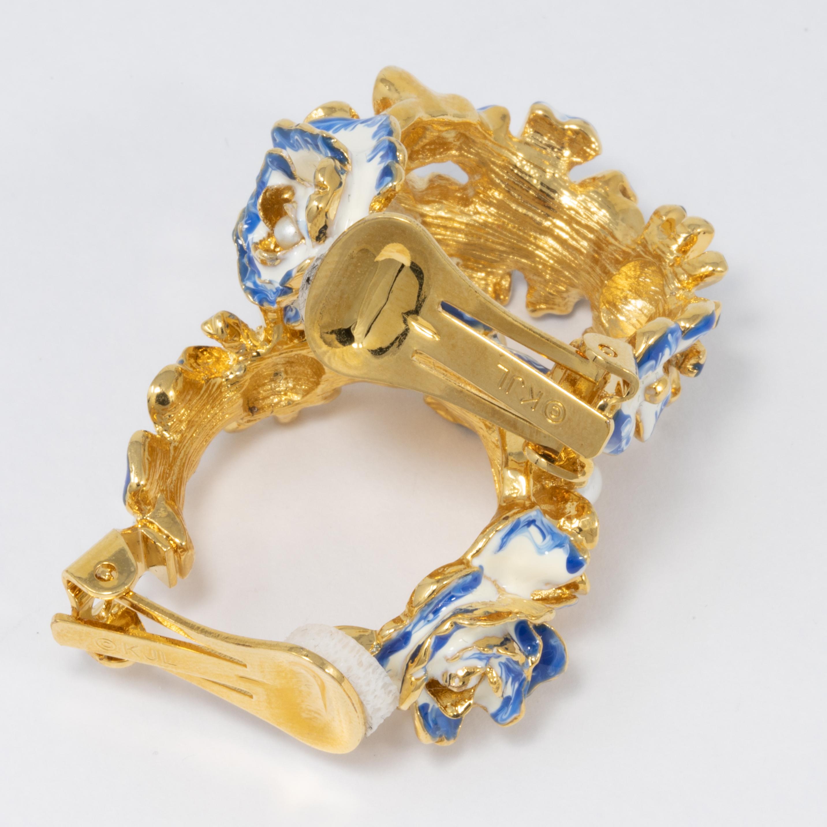 Contemporain Boucles d'oreilles à clip en forme de fleur en or, émail et fausses perles Kenneth Jay Lane en vente