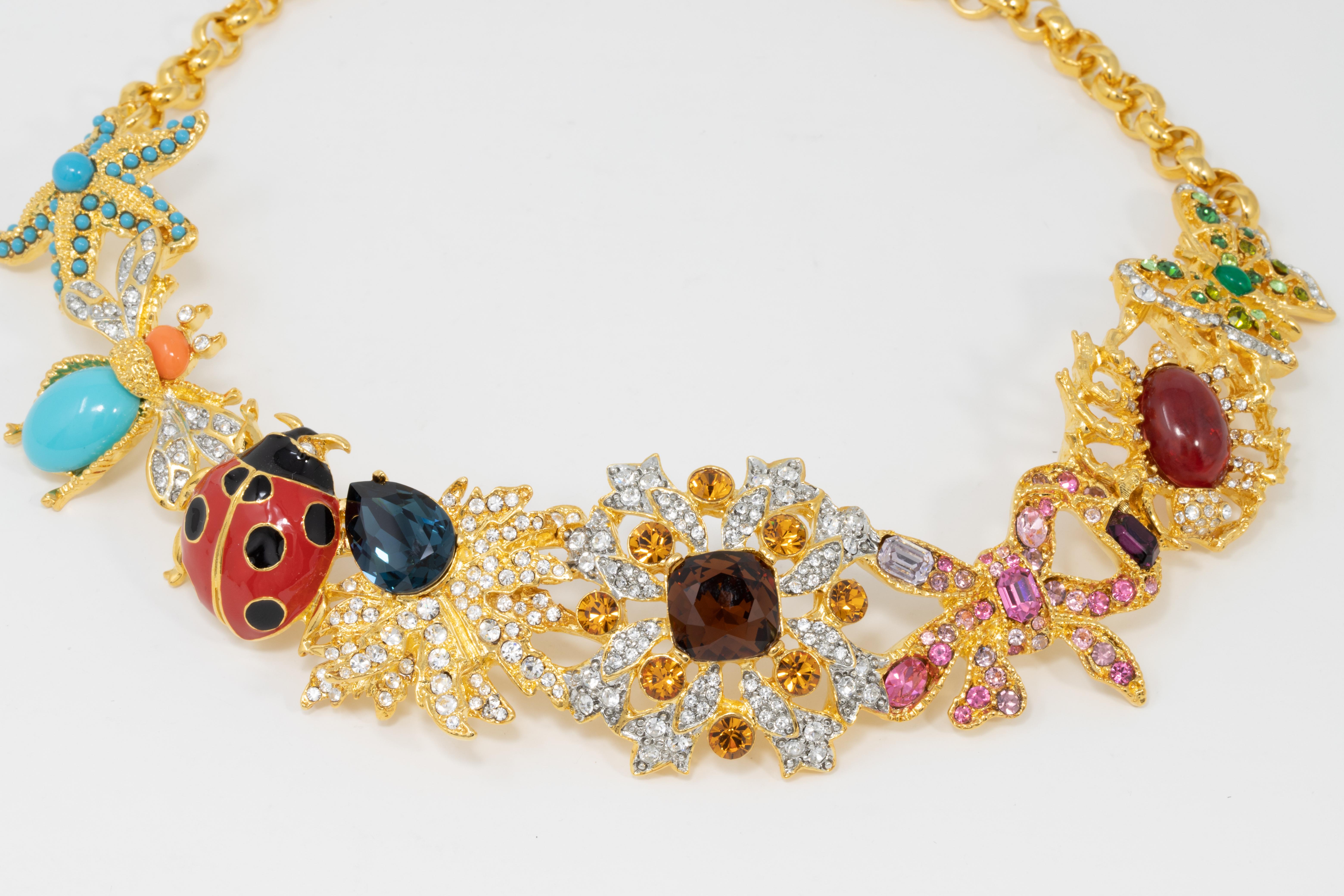 Kenneth Jay Lane, Halskette mit Kaleidoskop-Kragen, Emaille und Kristallmotiven, Gold (Zeitgenössisch) im Angebot