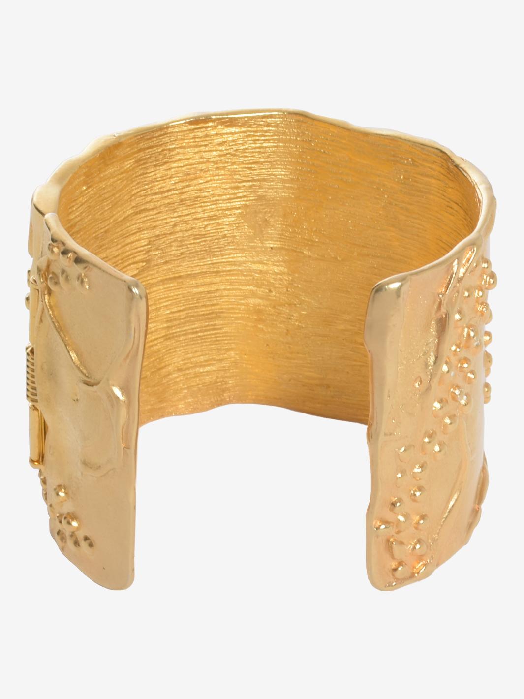 Das Kenneth Jay Lane Gold Large Rigid Band Bracelet With Rhinestones ist ein einzigartiges, von Diana Vreeland sehr geschätztes Design, das Lane für sie kreiert hatte. Weiße Strasssteine auf gegossenem amerikanischem Zinn überzogen mit Hamilton Gold
