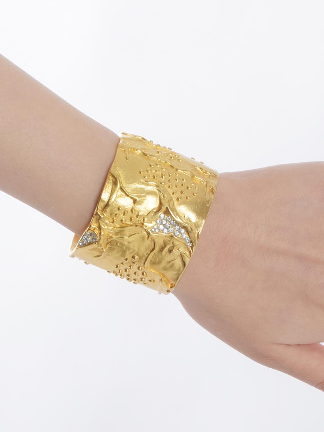 Kenneth Jay Lane - Bracelet à large bande rigide en or avec strass Excellent état - En vente à Milano, IT