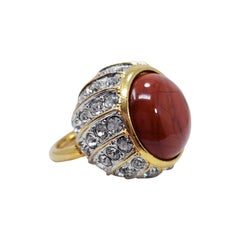 Kenneth Jay Lane Bague cocktail en or:: cabochon d'ambre marbré et cristal:: KJL