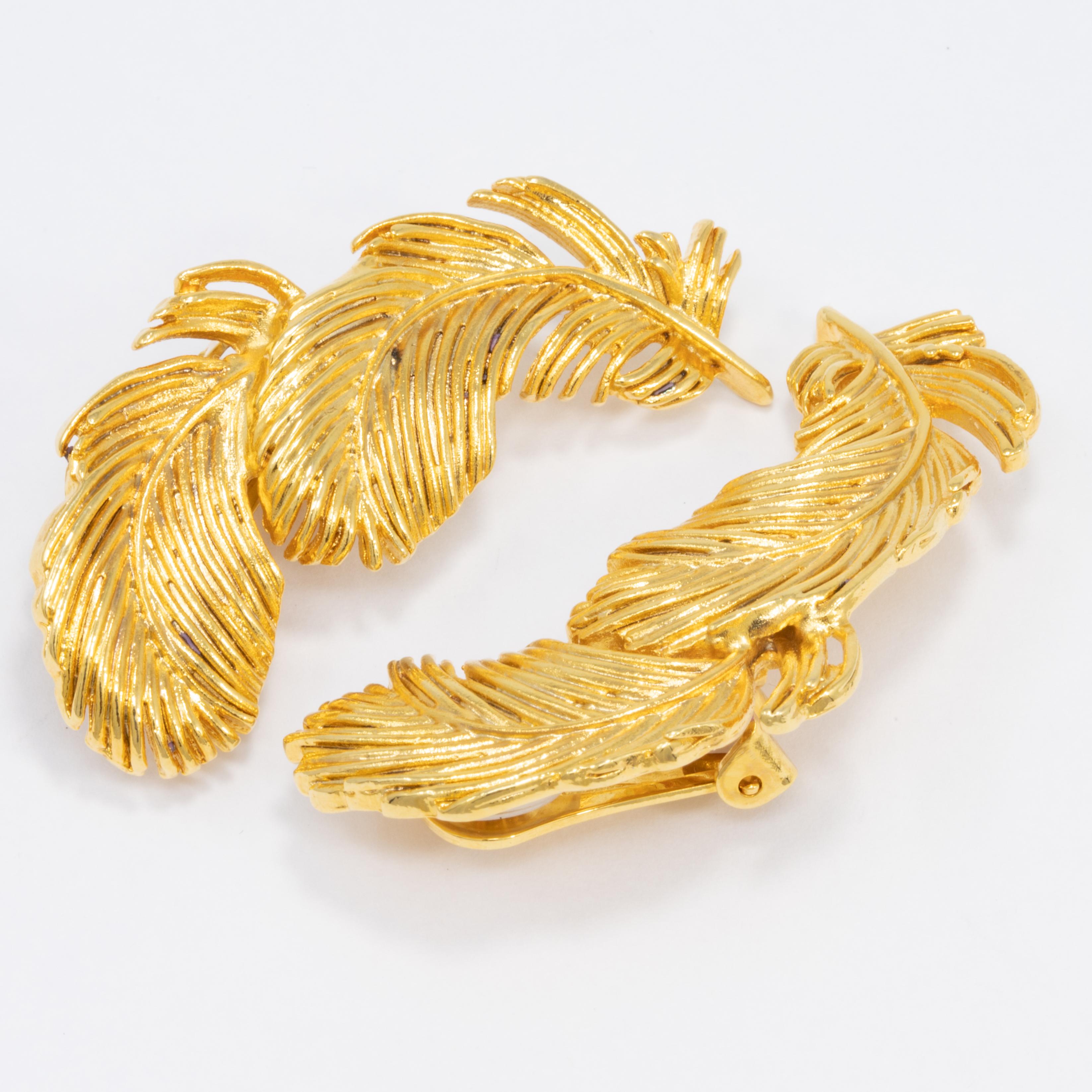 A pair of golden plume earrings by Kenneth Jay Lane, featuring exquisite golden feathers.

Hallmarks: KJL

Gold plated.