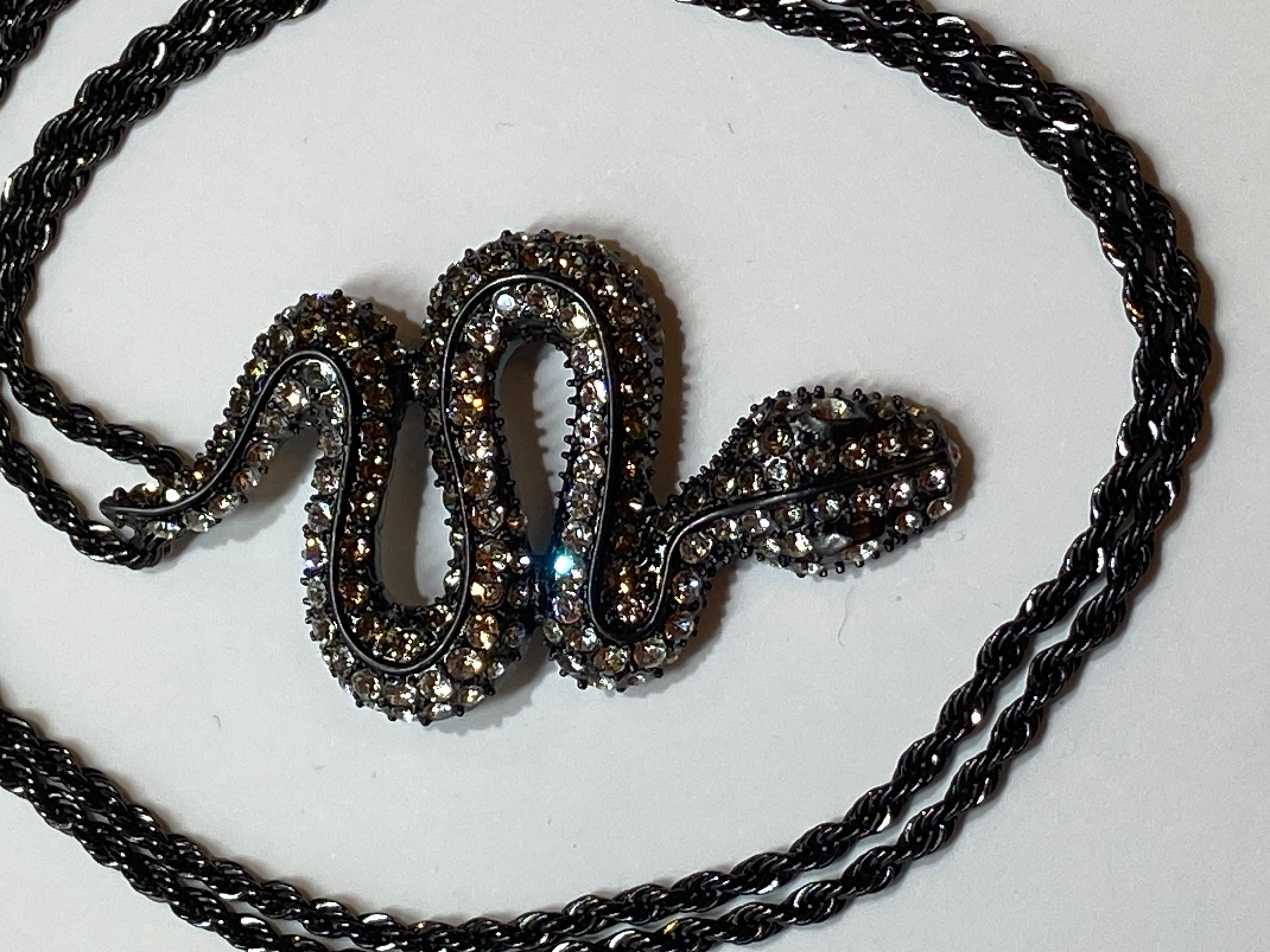 Artisan Kenneth Jay Lane Pendentif gothique « serpent » clouté avec chaîne en corde gothique en vente