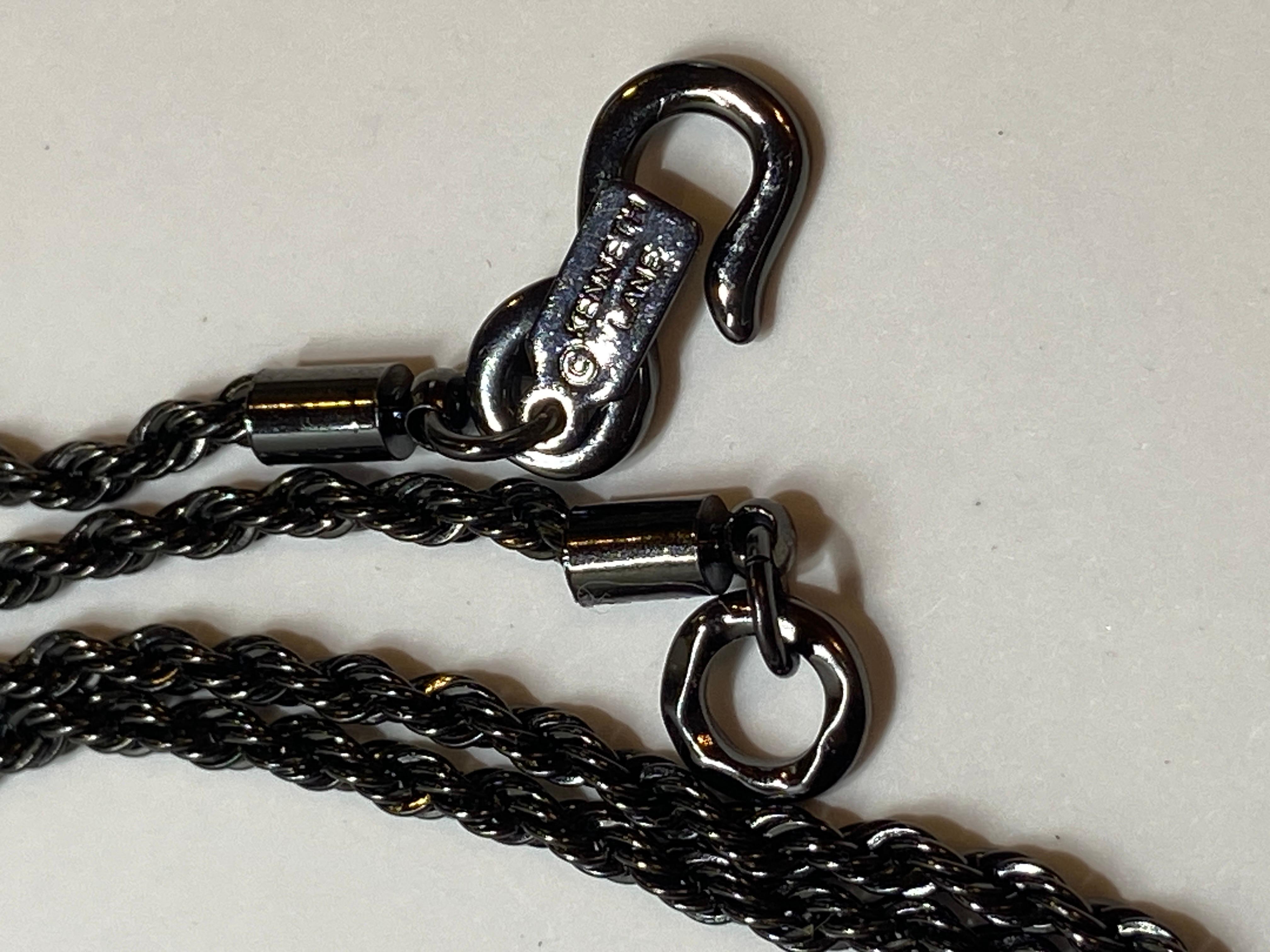 Kenneth Jay Lane Pendentif gothique « serpent » clouté avec chaîne en corde gothique Bon état - En vente à New York, NY