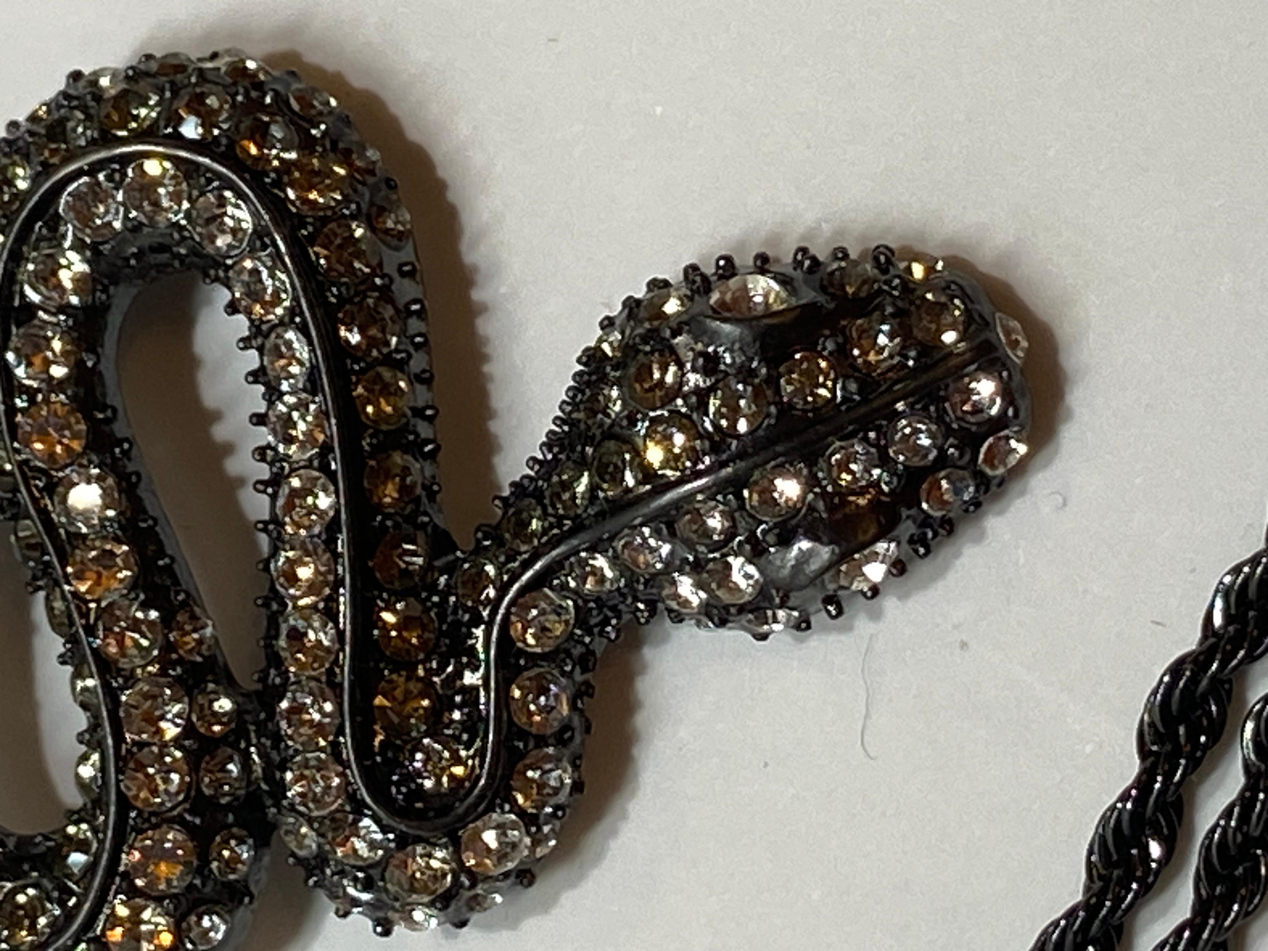 Kenneth Jay Lane Pendentif gothique « serpent » clouté avec chaîne en corde gothique en vente 1