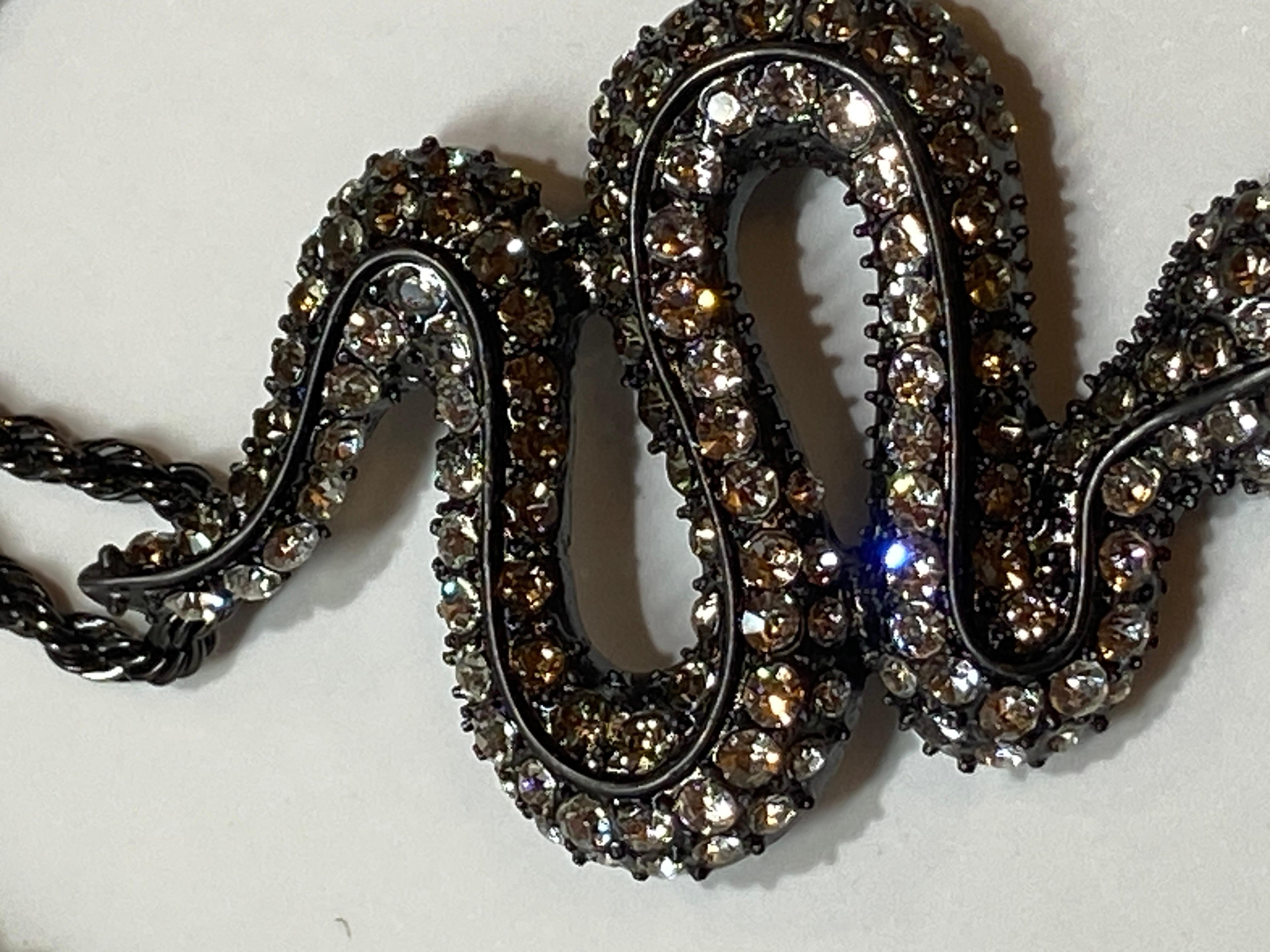 Kenneth Jay Lane Pendentif gothique « serpent » clouté avec chaîne en corde gothique en vente 2