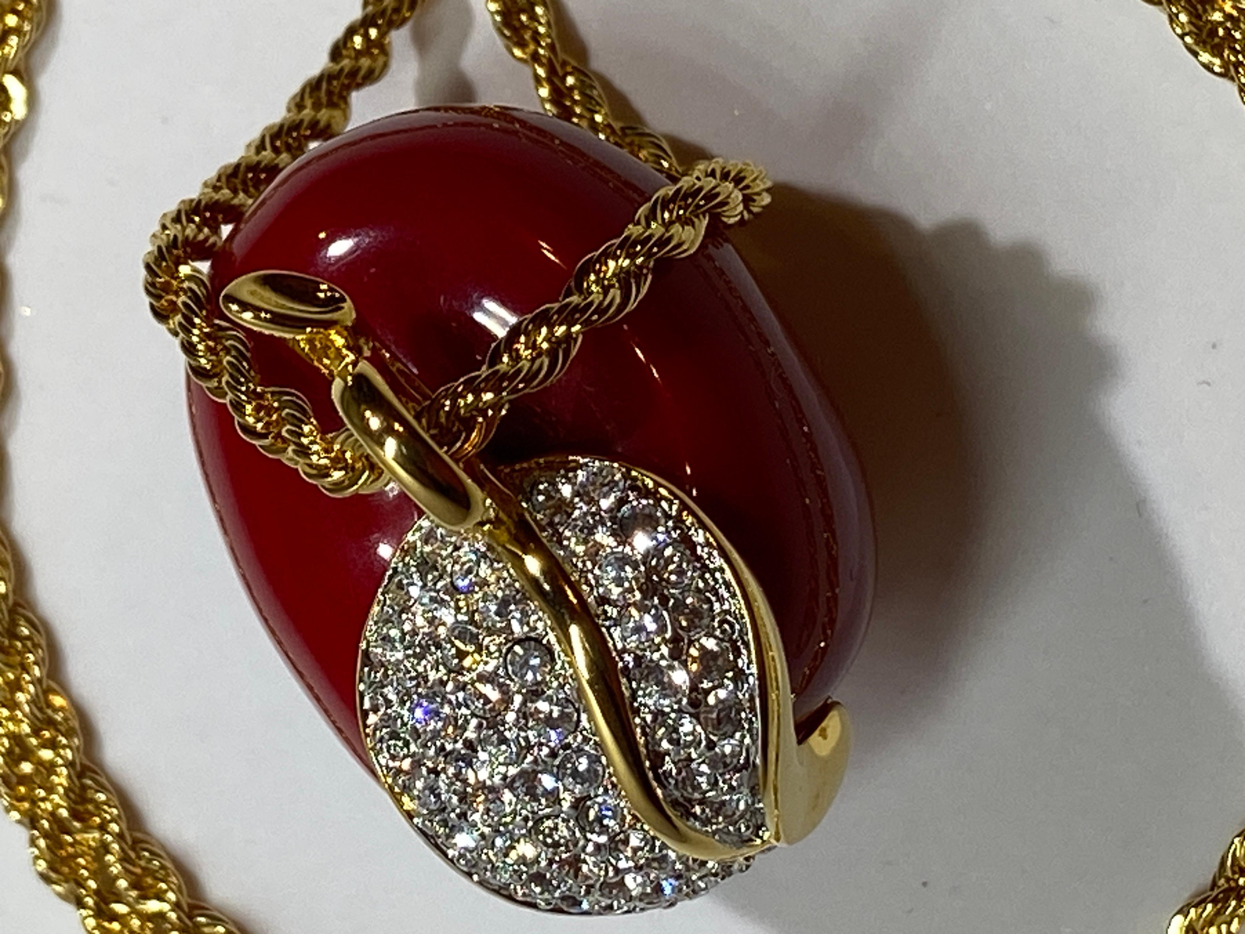 Ciondolo e collana di Kenneth Jay Lane con strass e 