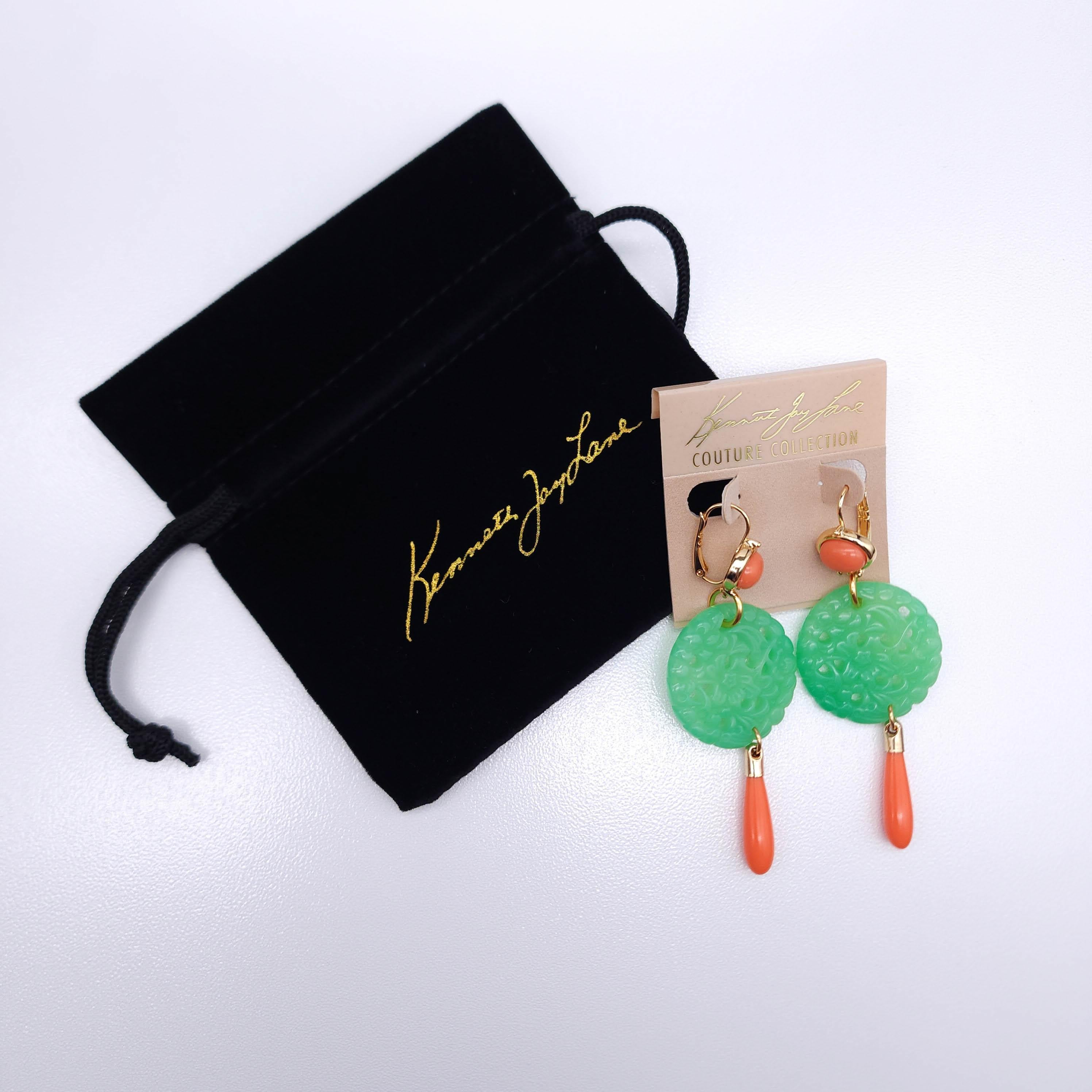 Migliora il tuo stile con questi orecchini Kenneth Jay Lane della Couture Collection! Questi orecchini sono caratterizzati da sofisticati pendenti rotondi in finta giada con intricati motivi intagliati e vibranti accenti a goccia color