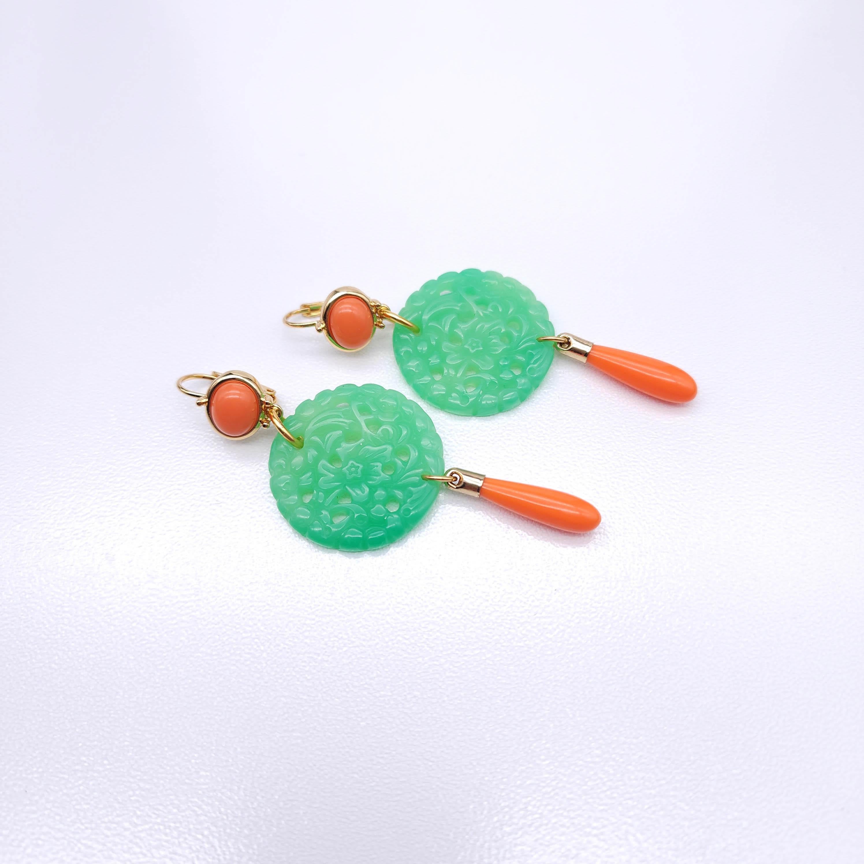 Rétro Kenneth Jay Lane Orecchini a filo con corallo e giada in oro, arancione e verde, Couture in vendita