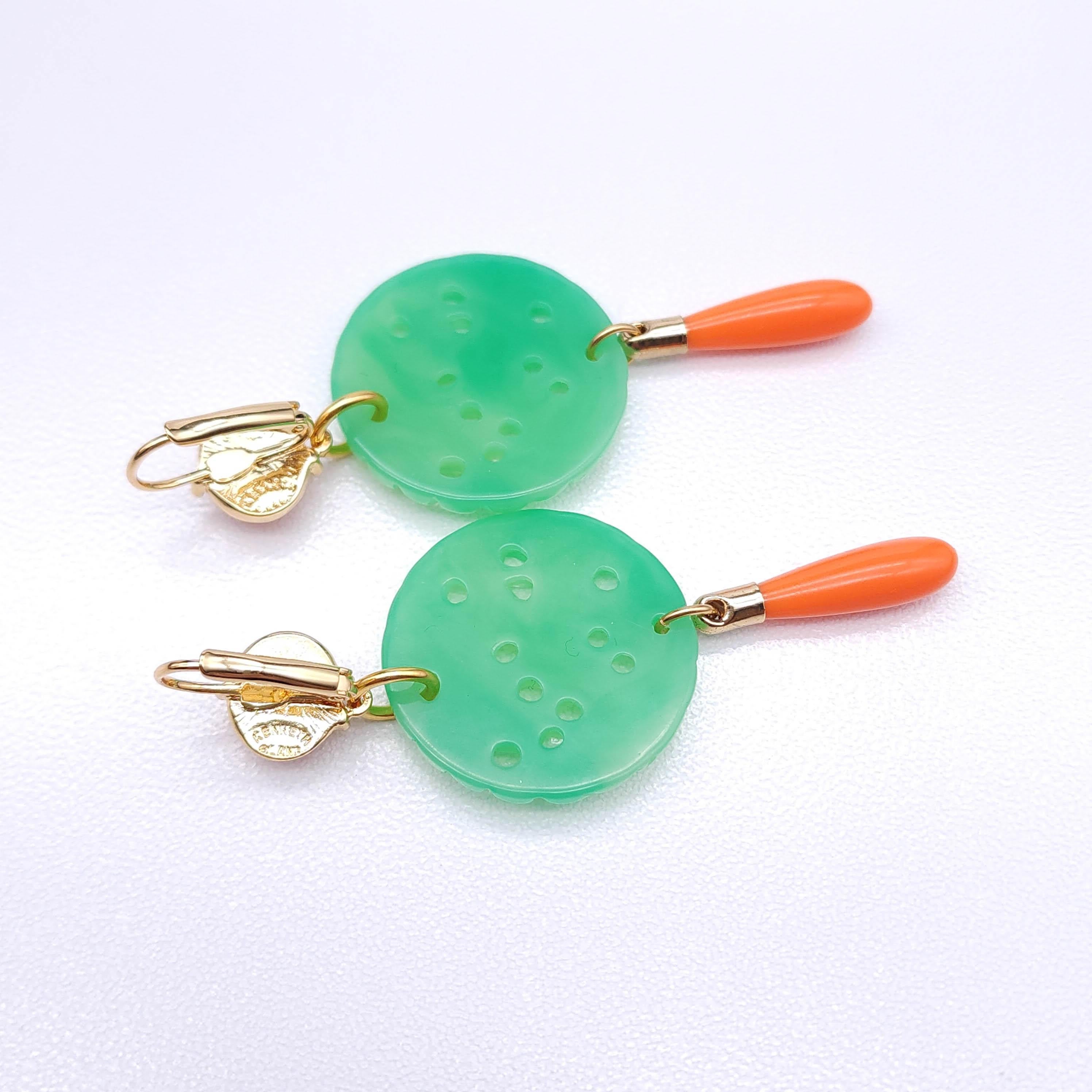 da uomo o donna Kenneth Jay Lane Orecchini a filo con corallo e giada in oro, arancione e verde, Couture in vendita