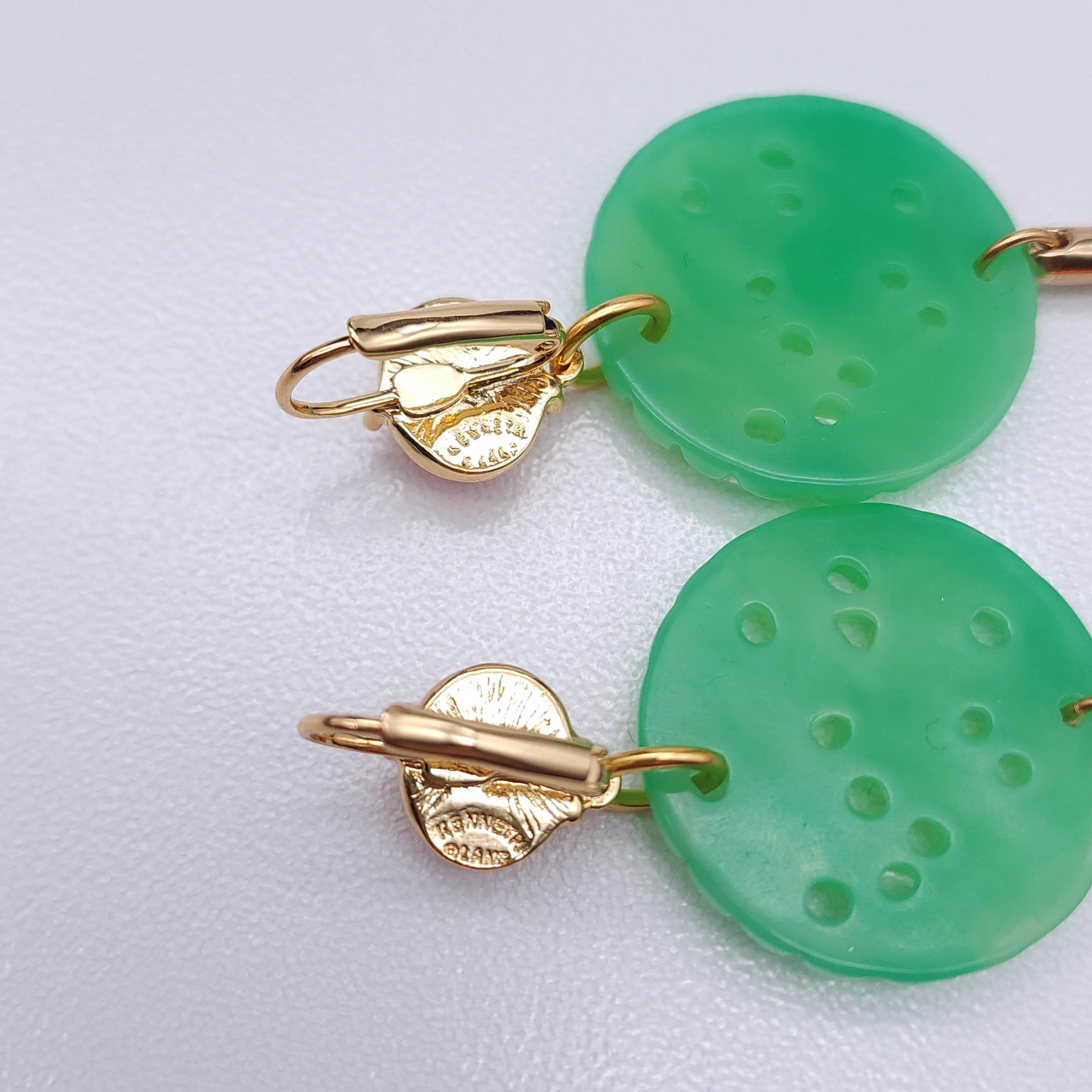 Kenneth Jay Lane Orecchini a filo con corallo e giada in oro, arancione e verde, Couture in vendita 1