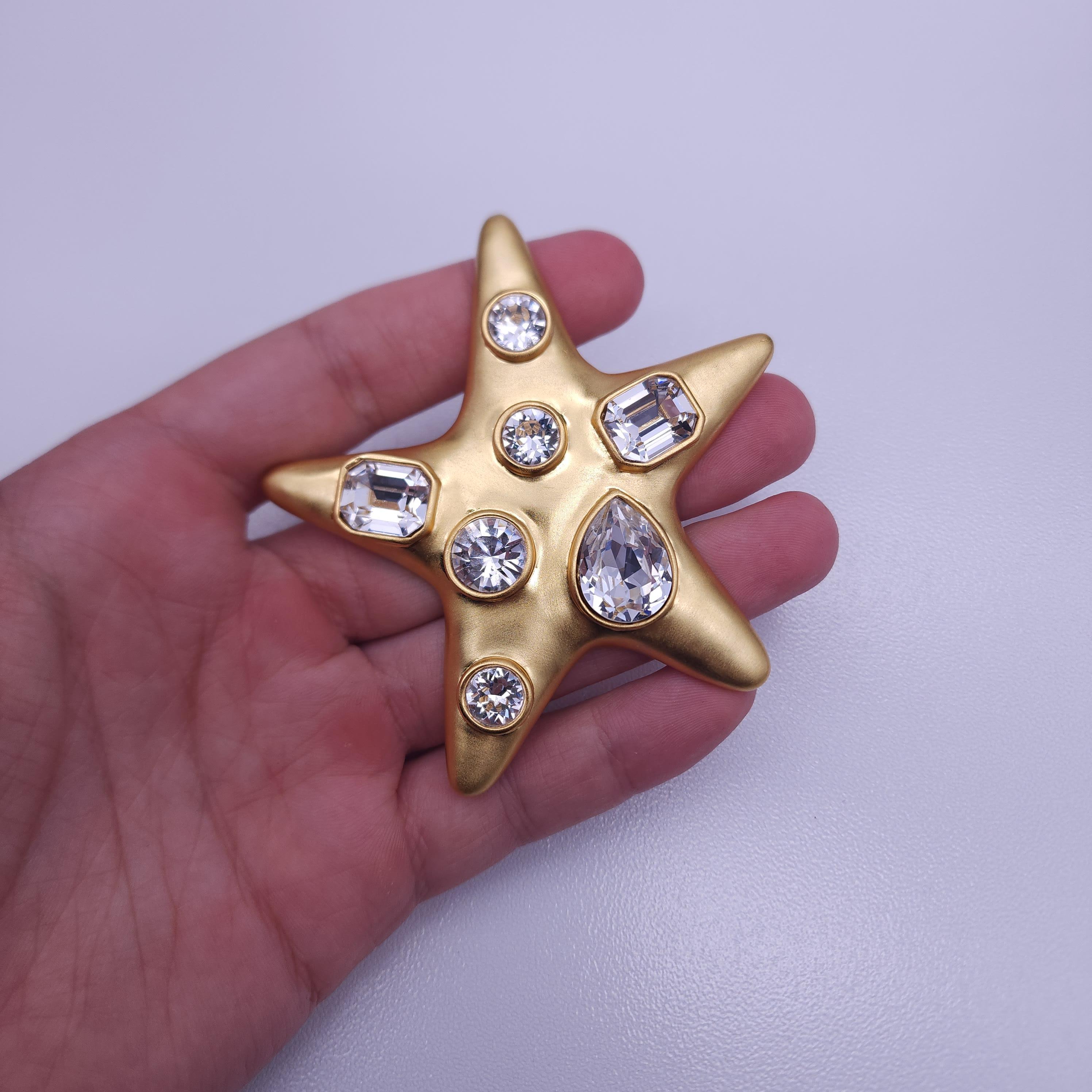 Contemporary Kenneth Jay Lane Jeweled Star in Gold, Pin Brooch, Clear Crystals For Sale