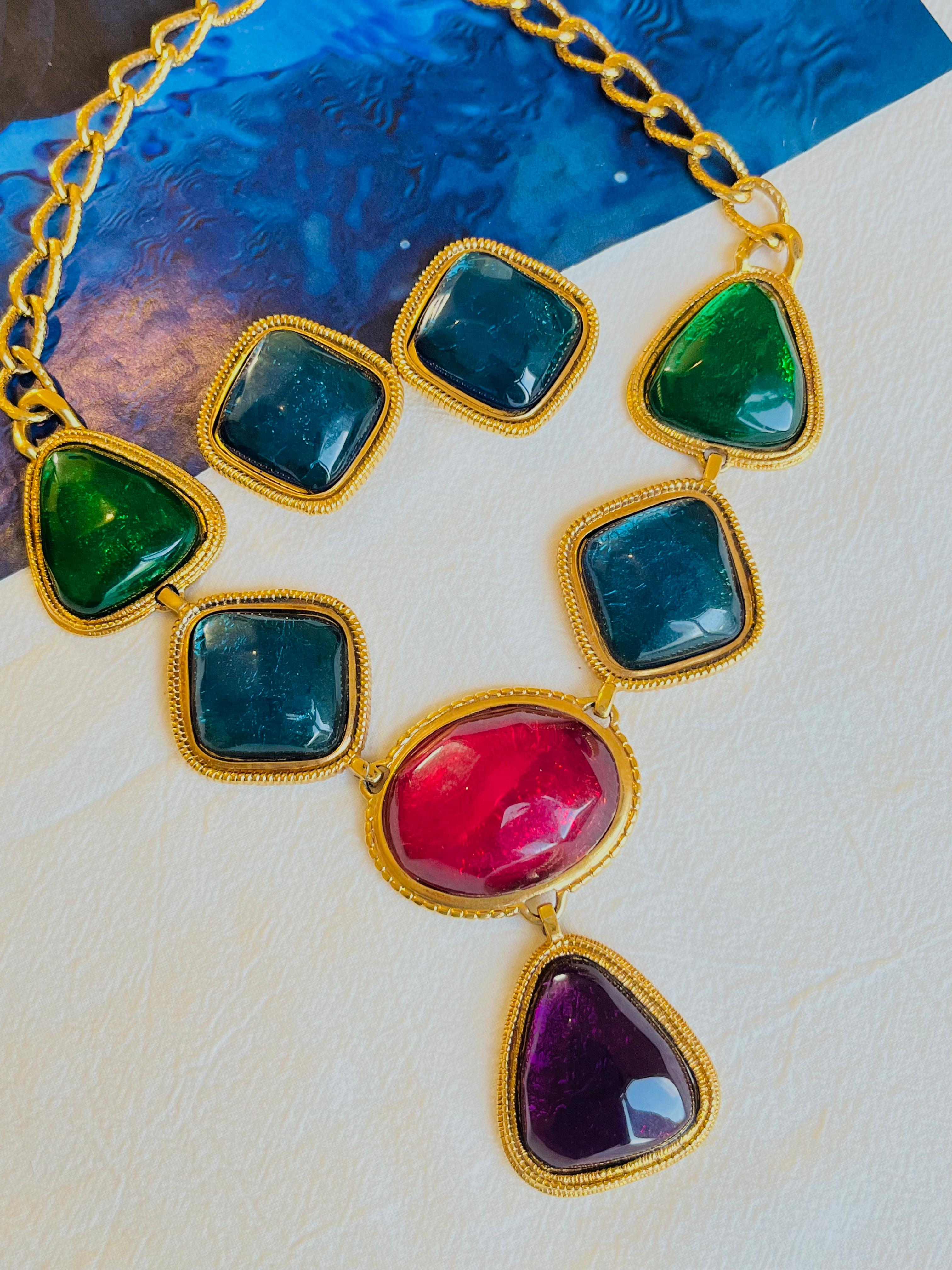 Kenneth Jay Lane KJL Avon Gripoix Cabochons Smeraldo Zaffiro Rubino Ametista Set In condizioni buone in vendita a Wokingham, England
