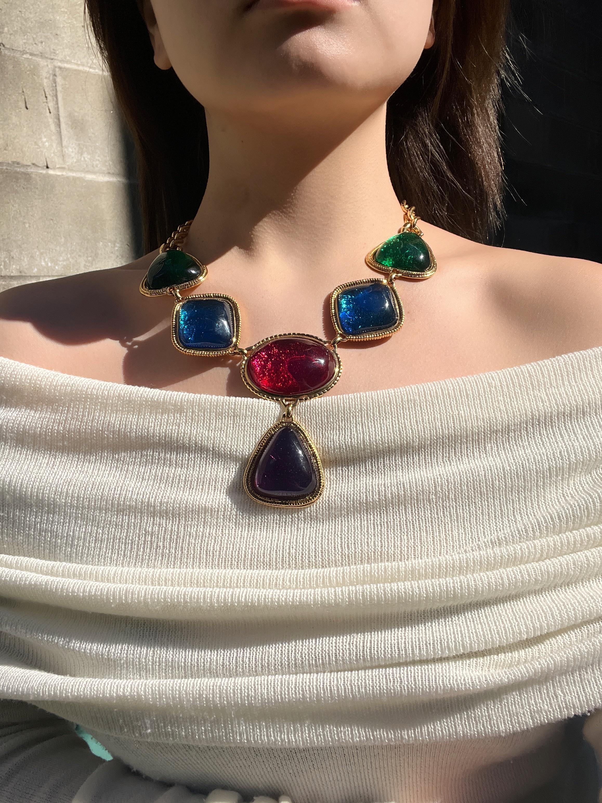 Kenneth Jay Lane KJL Collana con Cabochons Gripoix Avon

Contrassegnato:
K.J.A.
Per Avon

Dimensioni approssimative:
49 cm (lunghezza) 
4 cm (larghezza)
4,3 x 3,6 cm (Ciondolo)
166,6 grammi di peso.