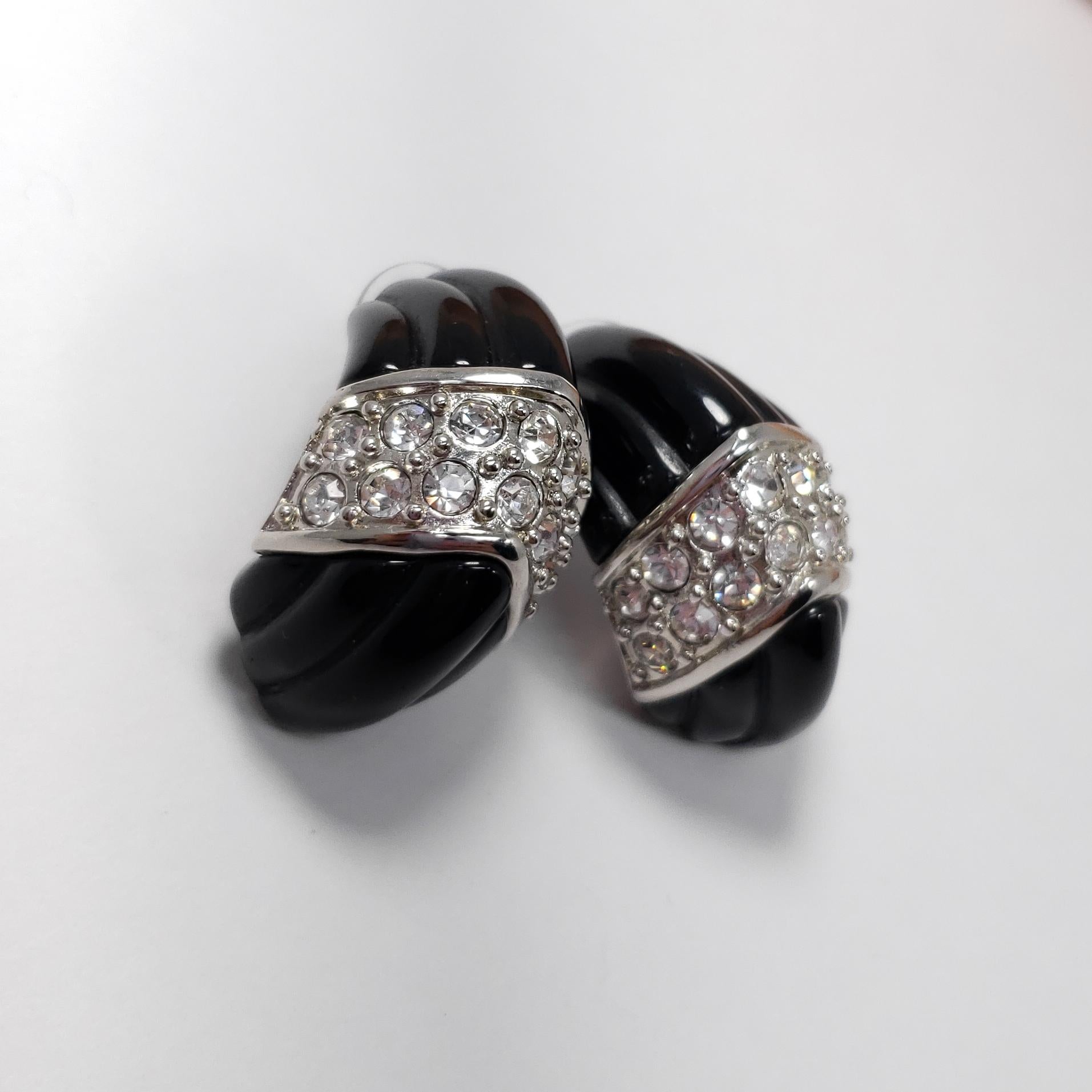 Kenneth Jay Lane KJL Boucles d'oreilles sculptées noires avec cristaux transparents et fermoirs à tige Neuf - En vente à Milford, DE