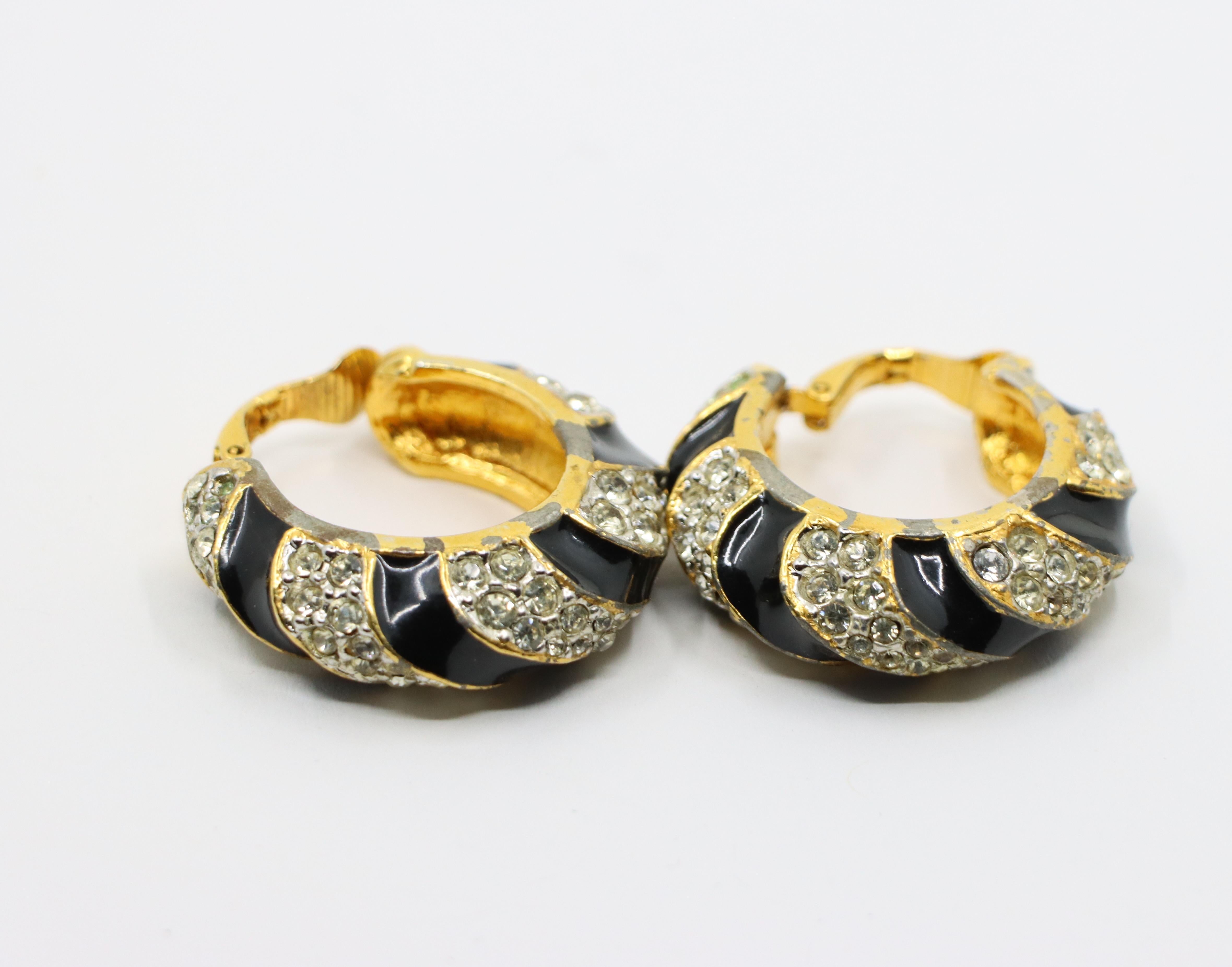 Kenneth Jay Lane KJL Orecchini a cerchio con strass e smalto nero in vendita 6
