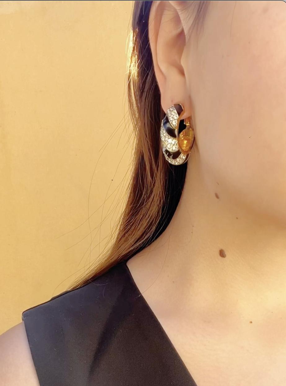 Kenneth Jay Lane KJL Orecchini a cerchio con strass e smalto nero

Contrassegnato:
Kenneth Jay Lane

 Dimensioni approssimative:
3,4 cm (lunghezza) 
3,2 cm (larghezza)
26,9 grammi di peso.