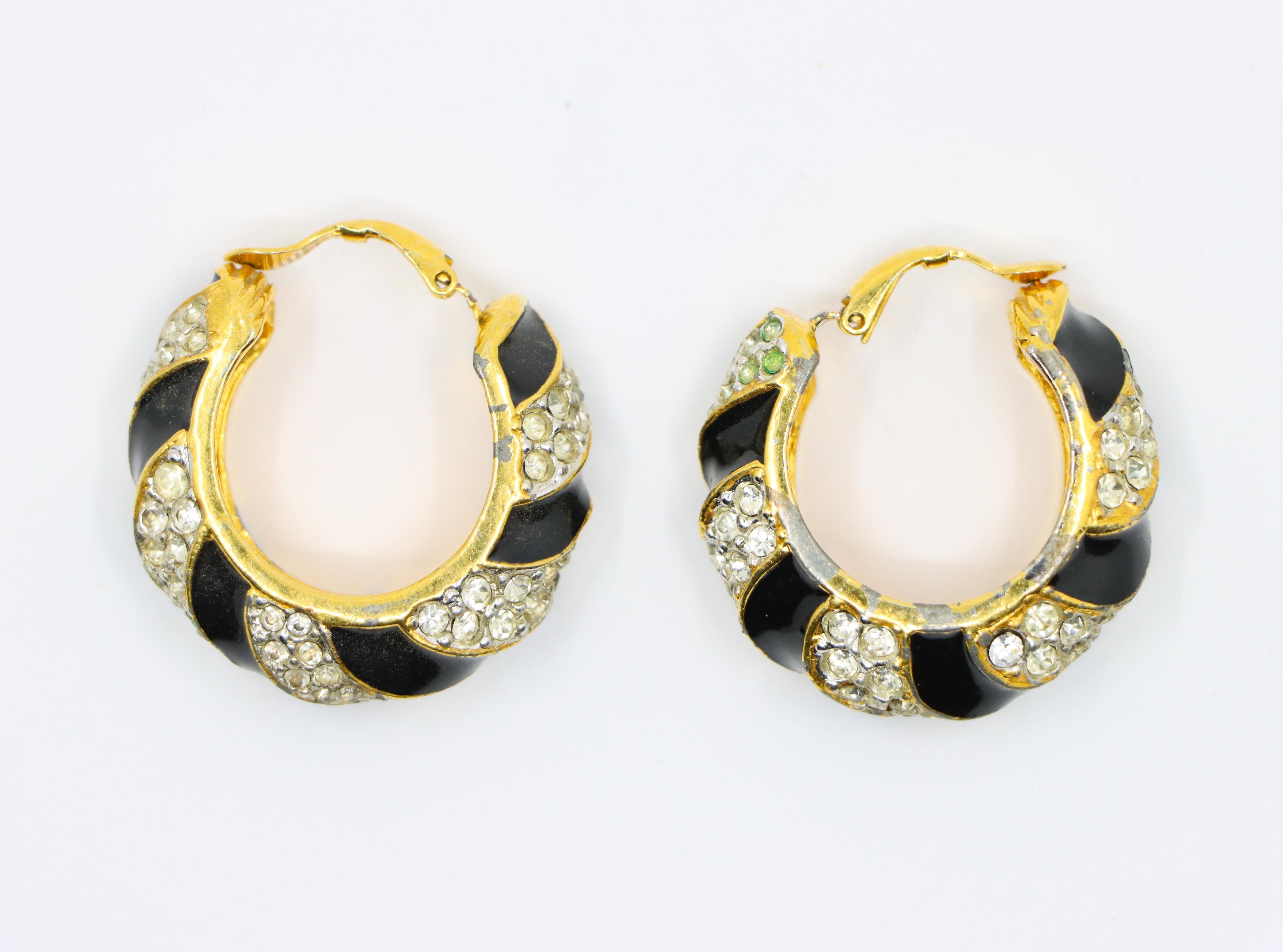 Kenneth Jay Lane KJL Orecchini a cerchio con strass e smalto nero In condizioni buone in vendita a Flushing, NY