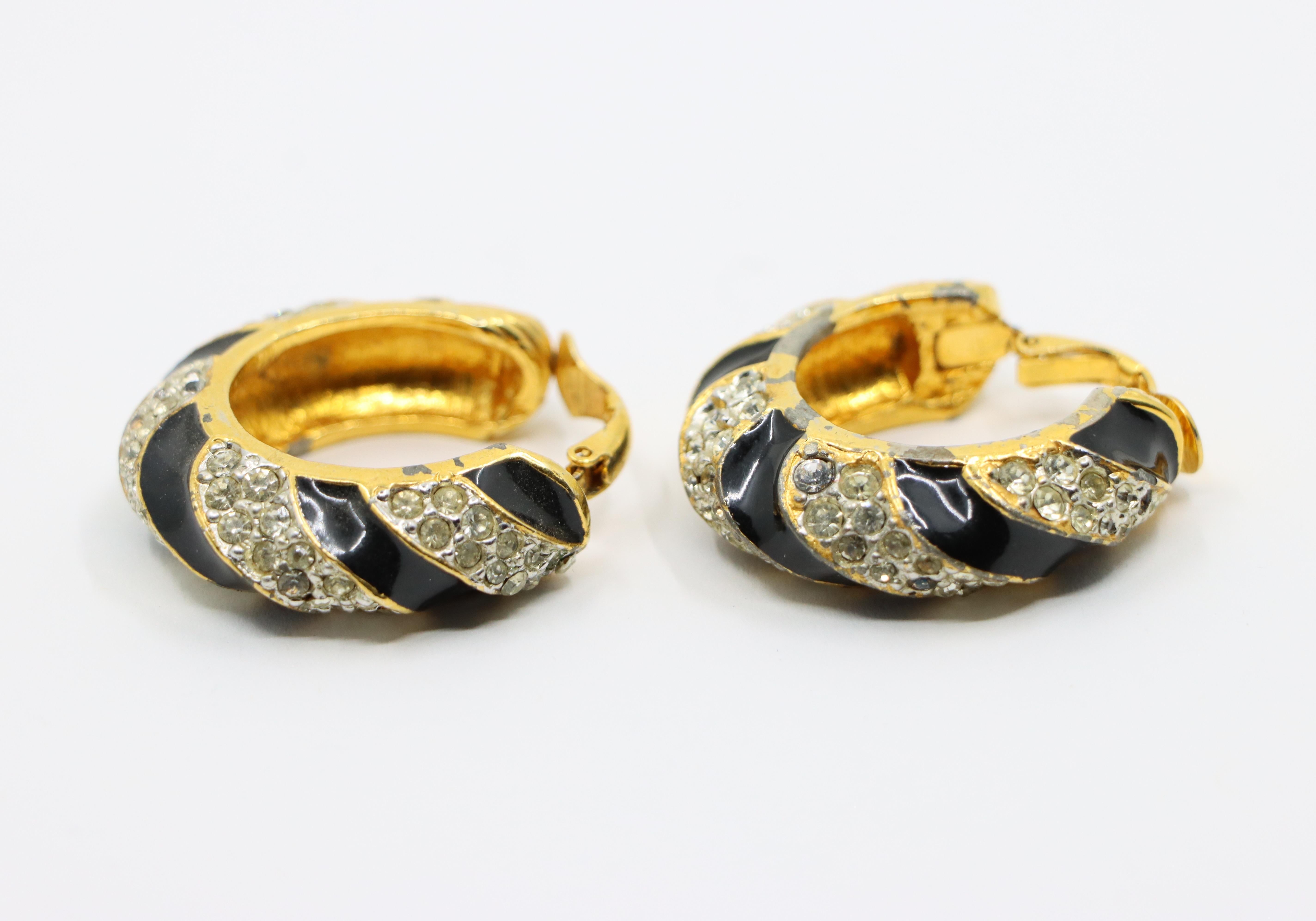 Kenneth Jay Lane KJL Orecchini a cerchio con strass e smalto nero in vendita 1