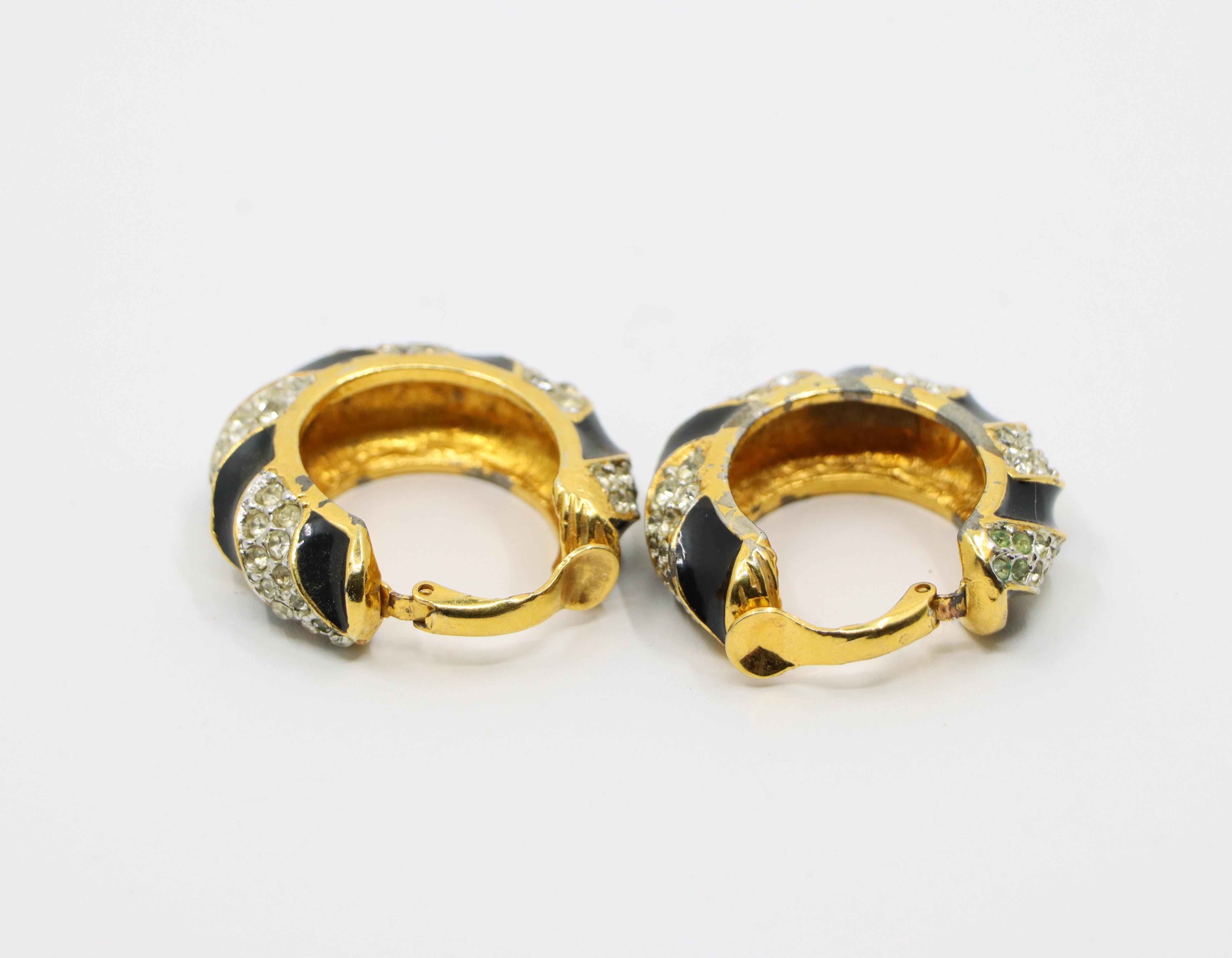 Kenneth Jay Lane KJL Orecchini a cerchio con strass e smalto nero in vendita 2