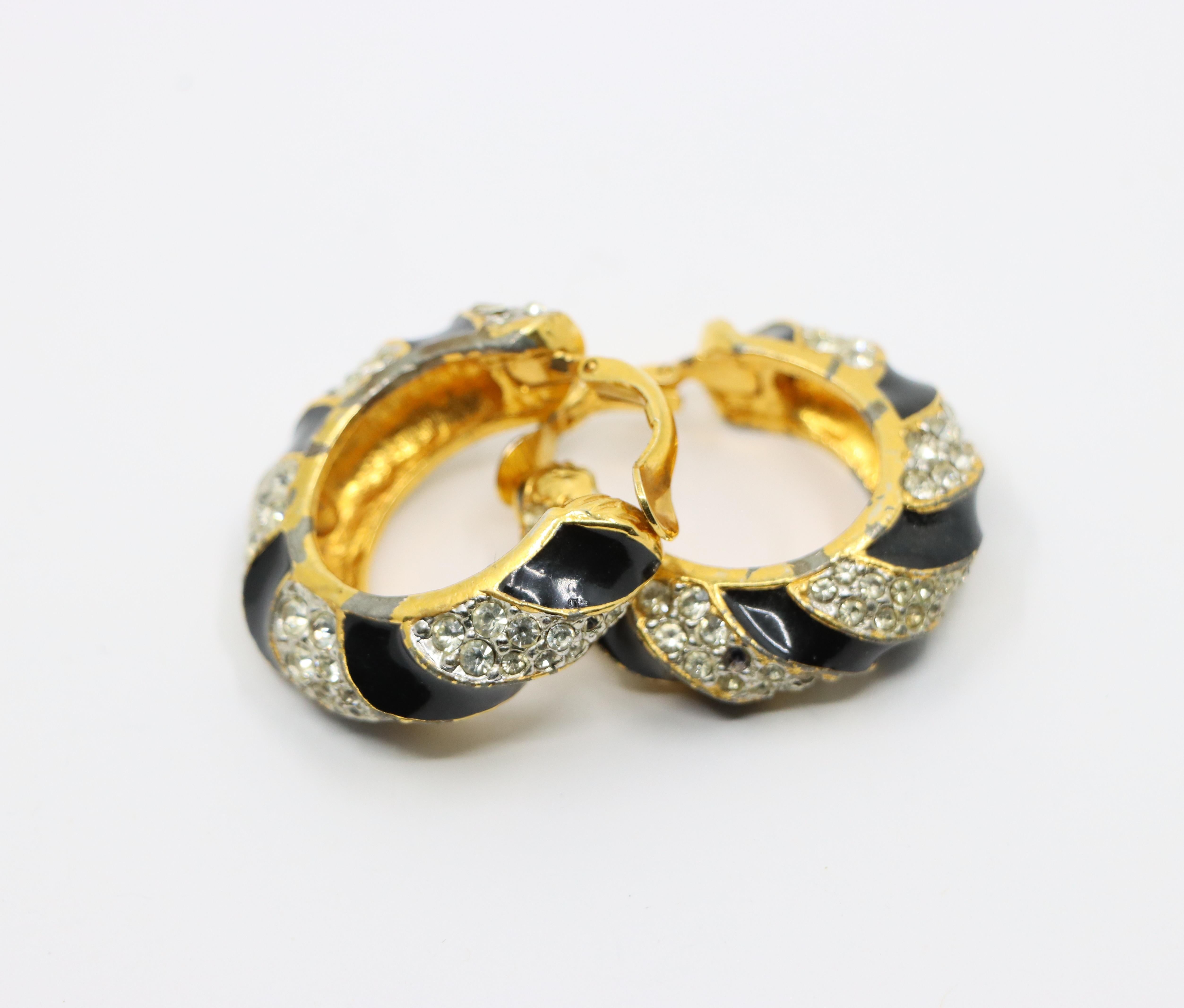 Kenneth Jay Lane KJL Orecchini a cerchio con strass e smalto nero in vendita 3