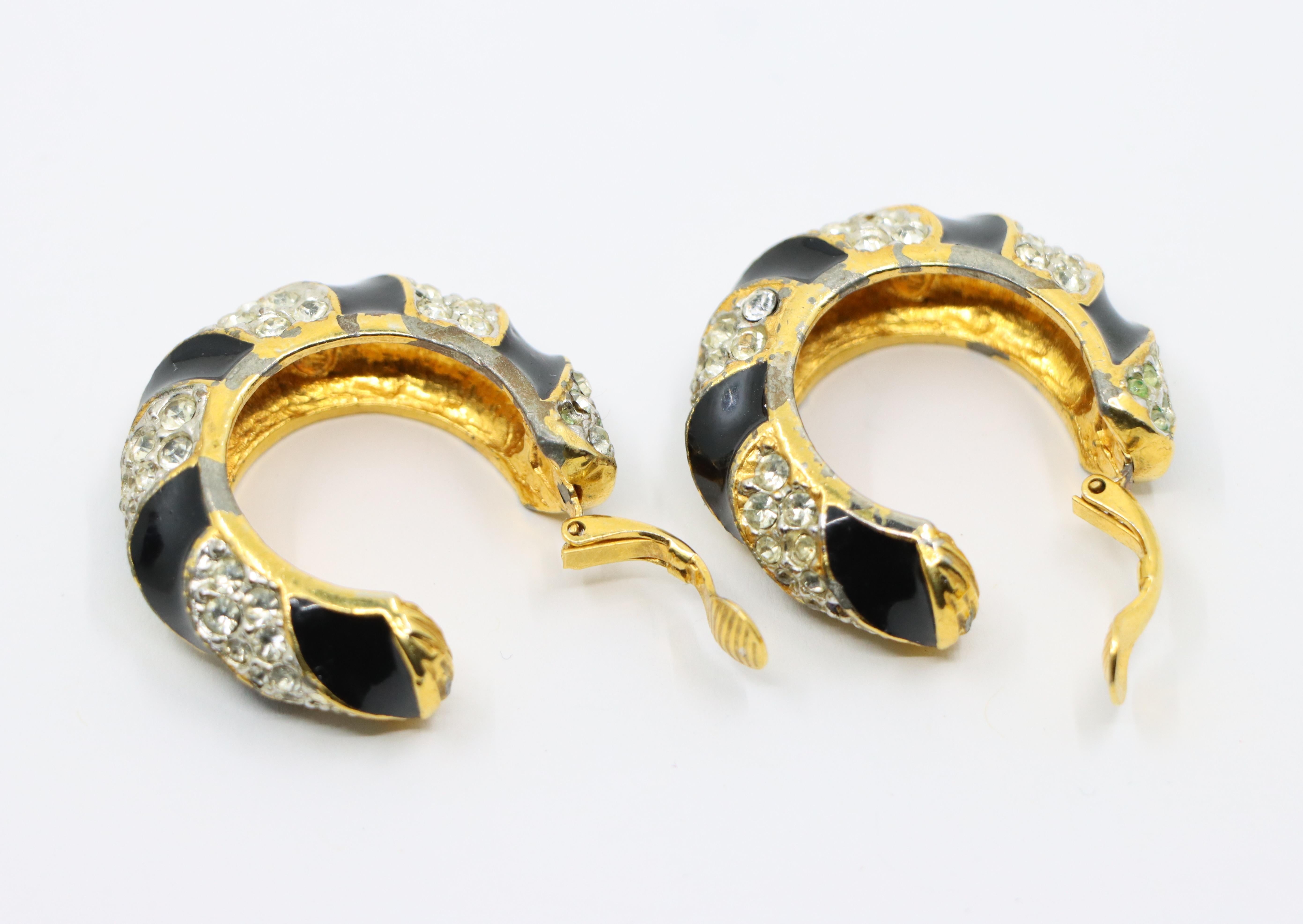 Kenneth Jay Lane KJL Orecchini a cerchio con strass e smalto nero in vendita 5