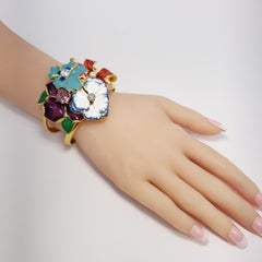 Kenneth Jay Lane KJL Bracciale con bouquet di fiori, smalto e cristalli in Golding