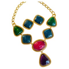 Parure imposante KJL Gold de Kenneth Jay Lane avec cabochons d'émeraude, de saphir et de rubis, motif « Gripoix »