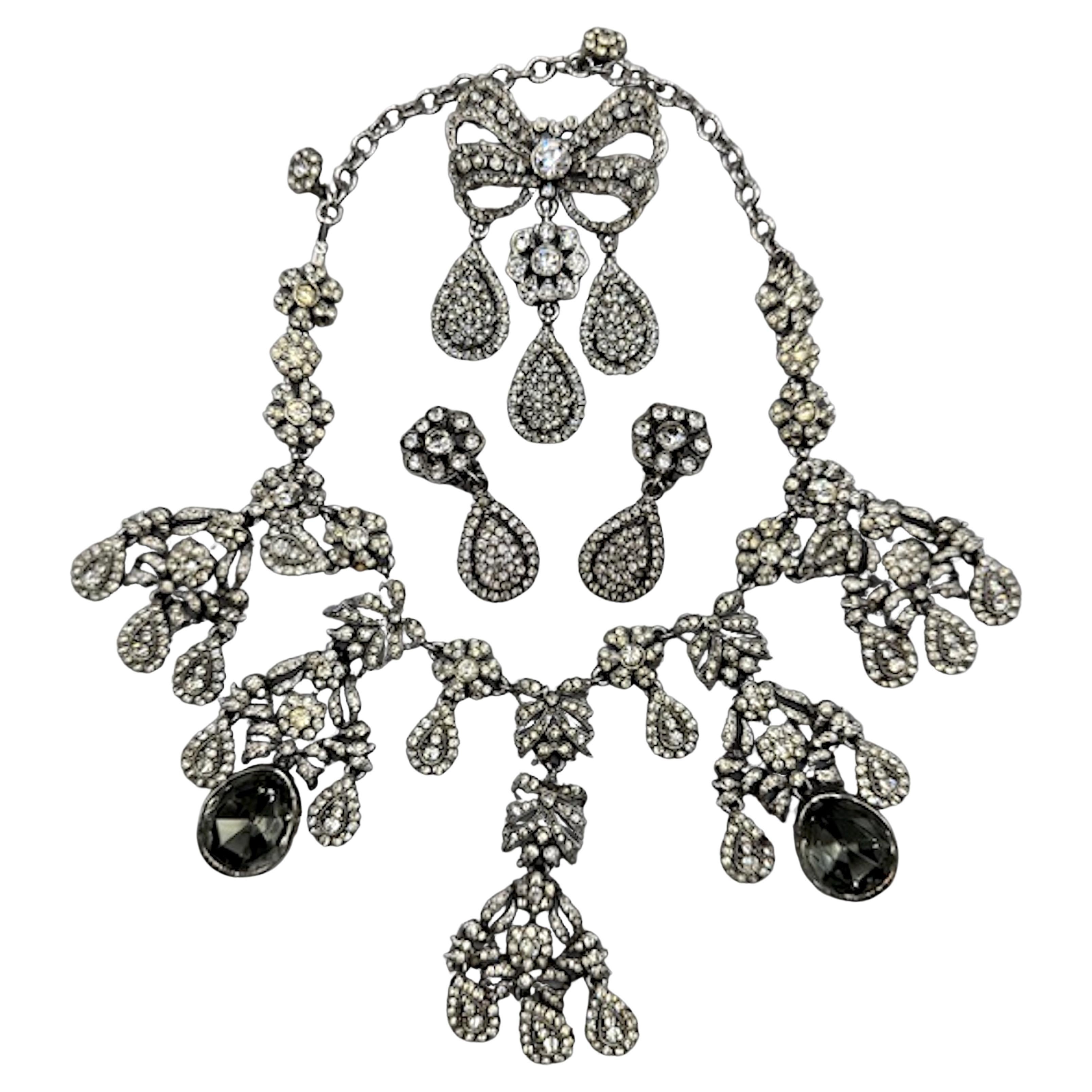 Un set estremamente raro di collana, spilla e orecchini di strass chiari e grigi di Kenneth Lane della collezione 