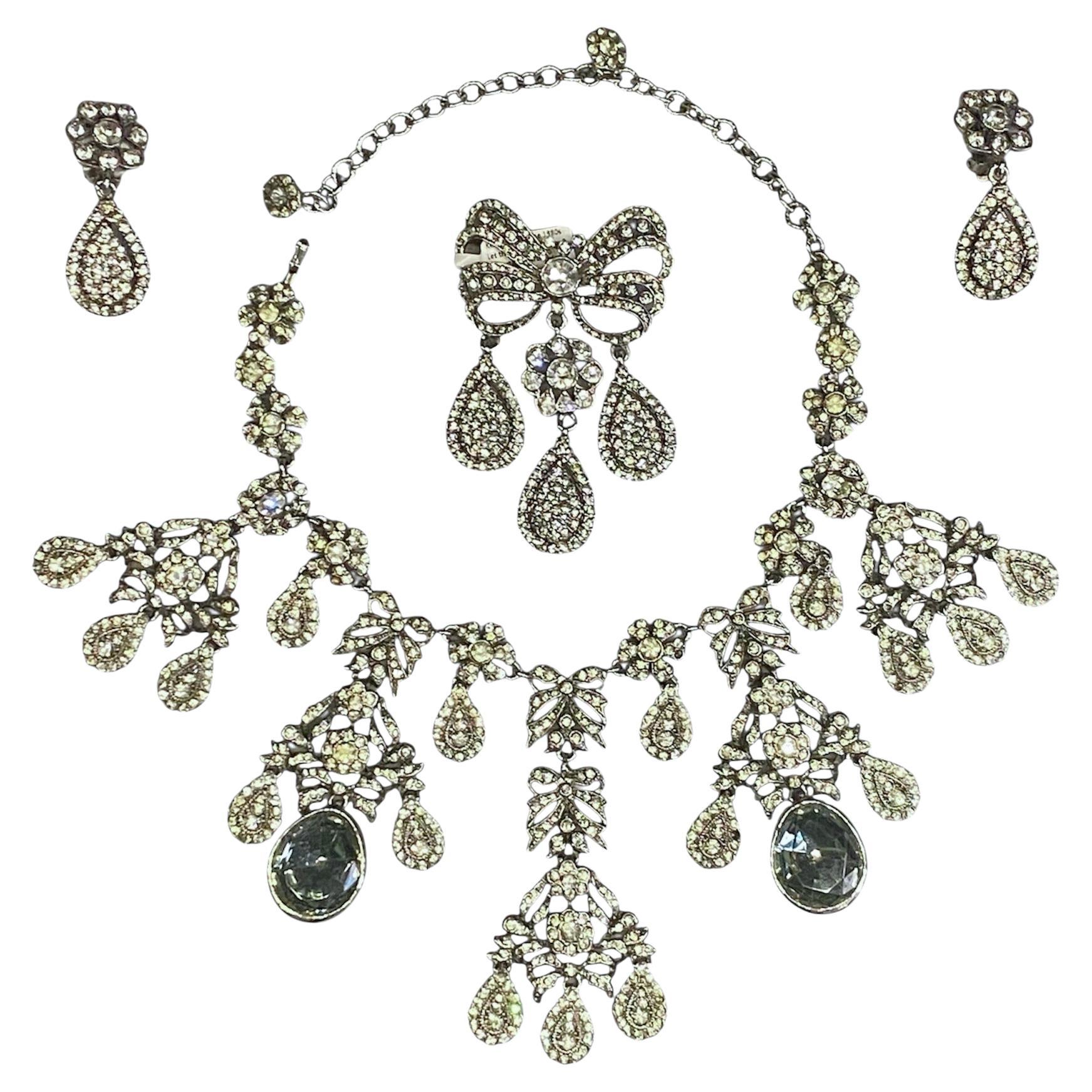 Kenneth Jay Lane KJL "Let Them Eat Cake" Parure grigia e trasparente con strass in vendita