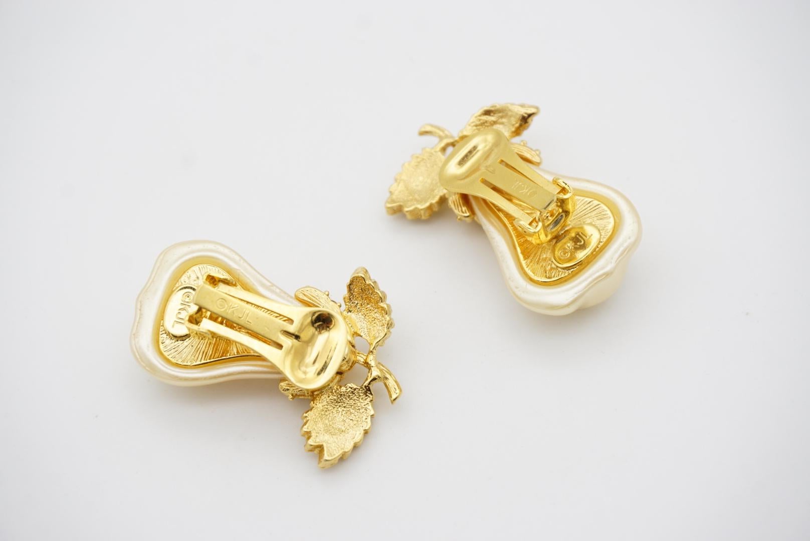 Kenneth Jay Lane KJL Vintage Pendientes de clip de perla blanca grande con cristales de pera y hoja en venta 6