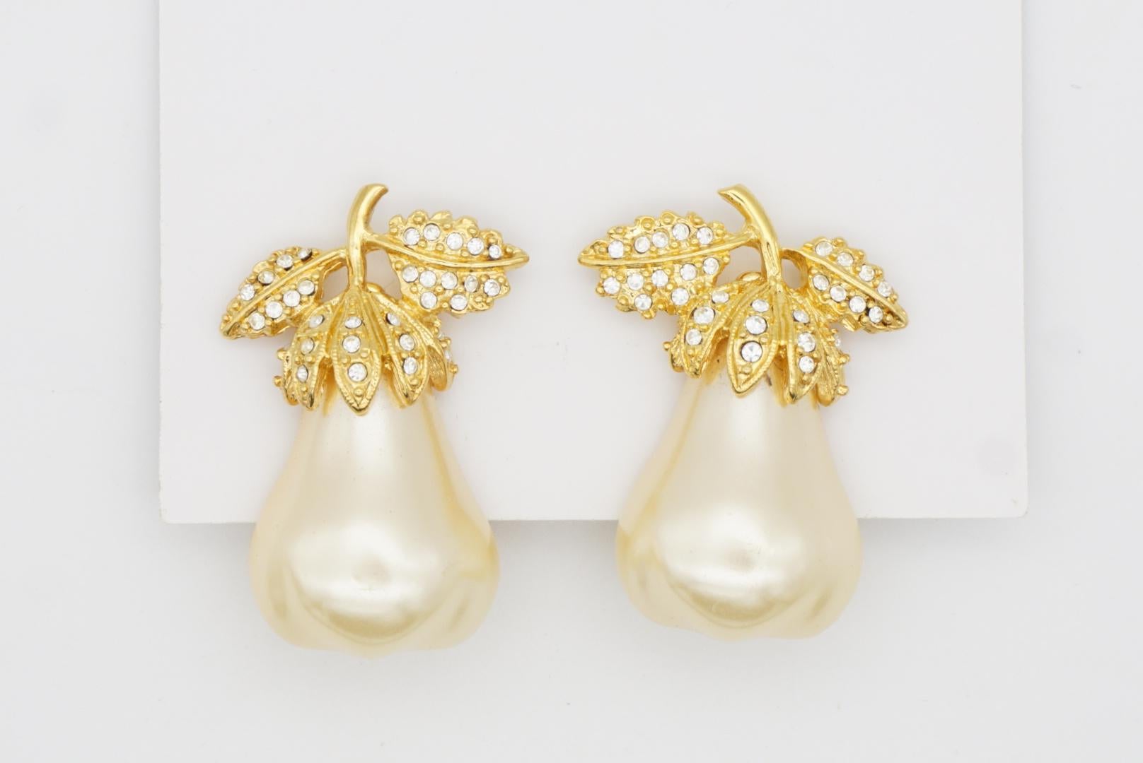 Kenneth Jay Lane KJL Vintage Pendientes de clip de perla blanca grande con cristales de pera y hoja en venta 2