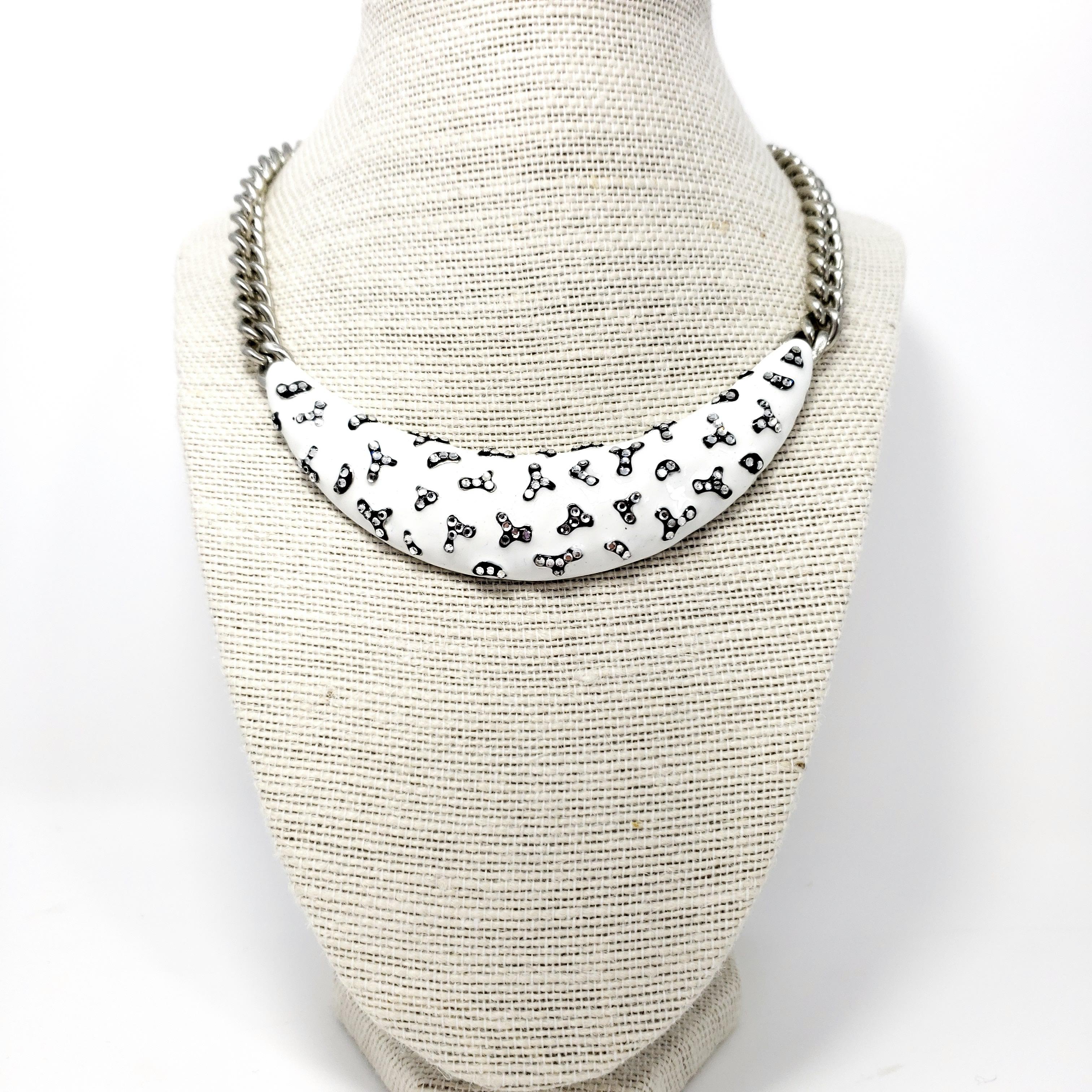 Embellished collar necklace, featuring a white and black enamel centerpiece accented with clear crystals. Silver-tone chain. From Kenneth Jay Lane.

Length: 42 cm + 9.5 cm extension

Hallmarks: Kenneth Lane