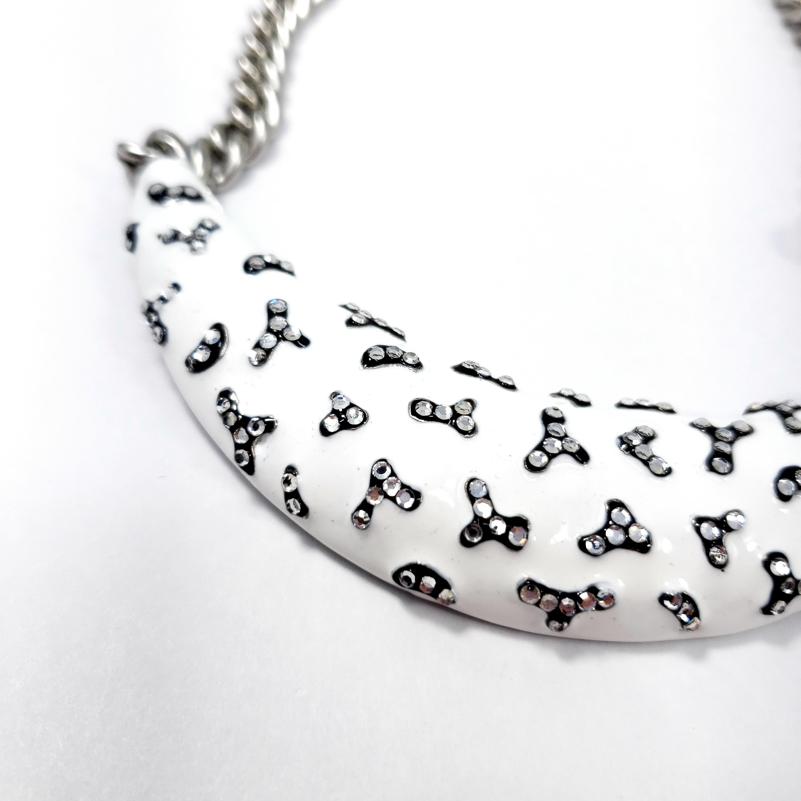 Kenneth Jay Lane KJL Halskette in Silber mit weißer und schwarzer Emaille und Kristall im Zustand „Neu“ im Angebot in Milford, DE