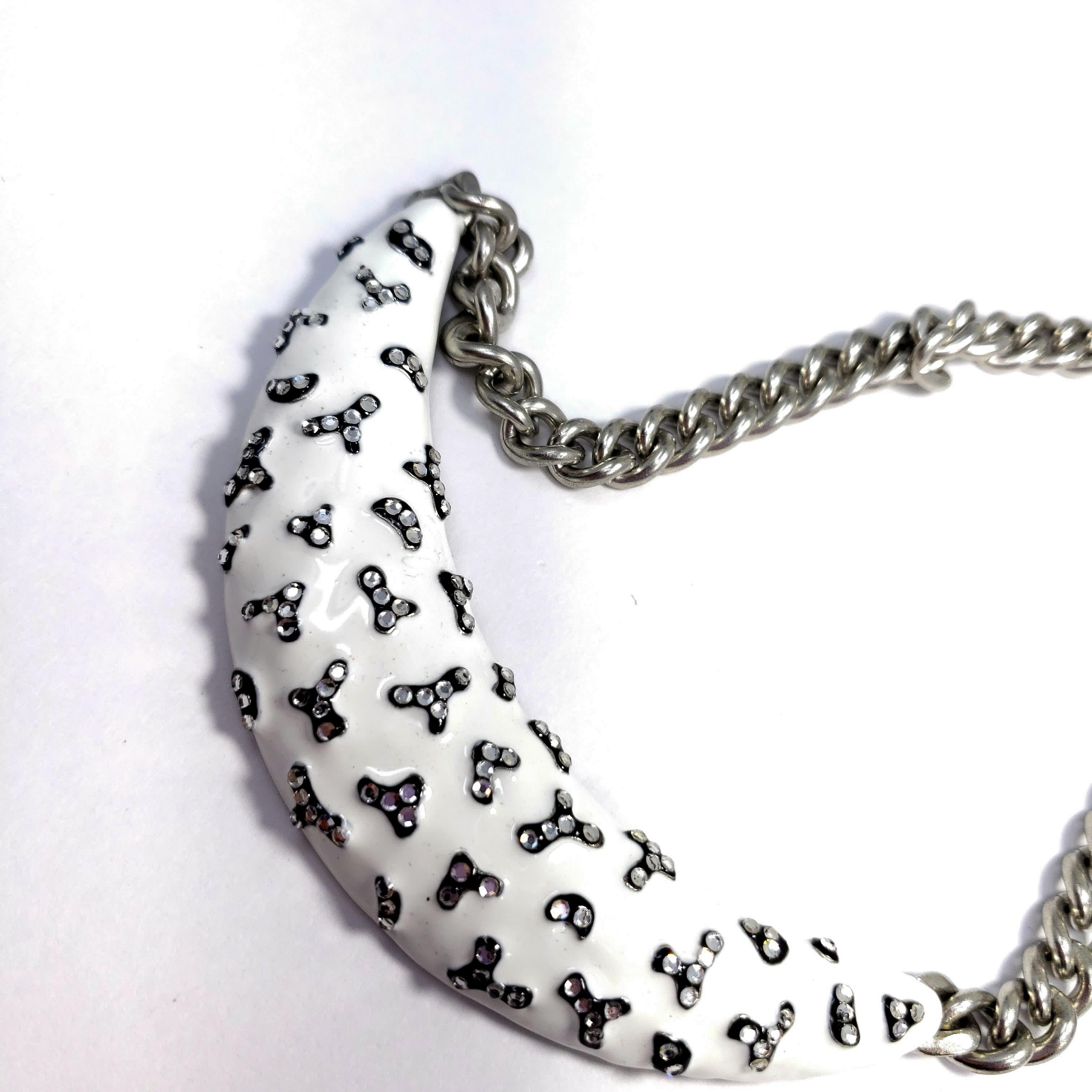 Kenneth Jay Lane KJL Halskette in Silber mit weißer und schwarzer Emaille und Kristall für Damen oder Herren im Angebot