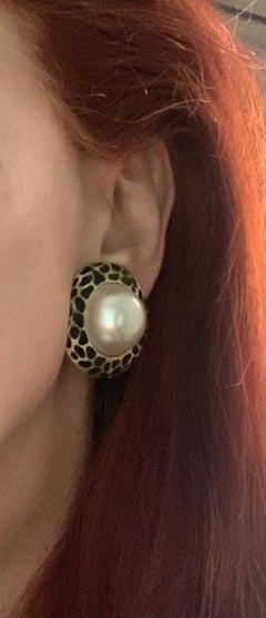 Orecchini vintage Kenneth Jay Lane con smalto leopardato e perle finte Mabe