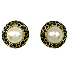 Orecchini vintage Kenneth Jay Lane con smalto leopardato e perle finte Mabe