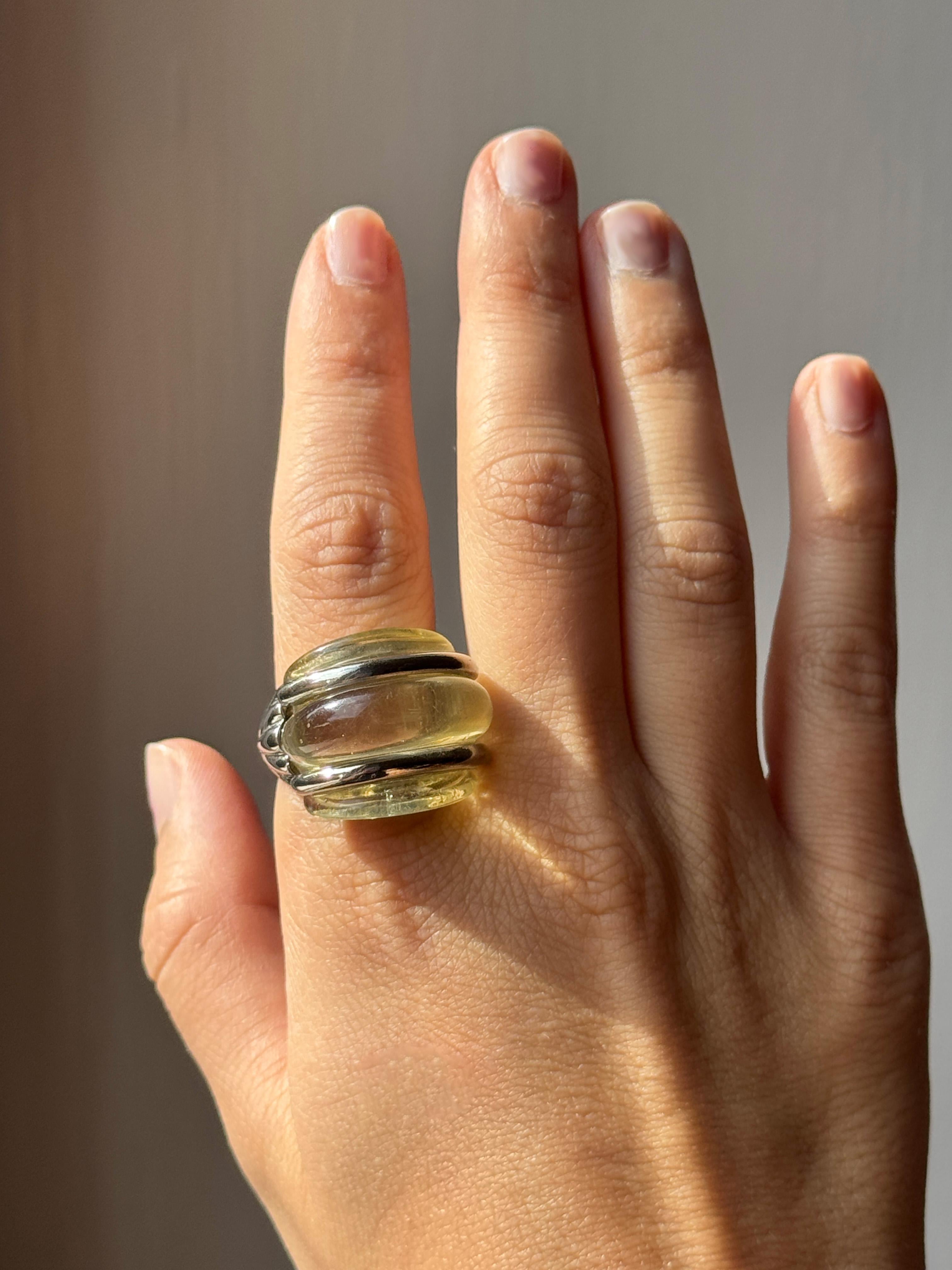 Kenneth Jay Lane Lucite gerippte Kuppel Cocktail Vintage Modernist Ring
Gewölbter Cocktailring für einen Hauch von raffinierter Eleganz! Von Kenneth Jay Lane's.

Größen 8,75 US

Messing, weiß vergoldet.

Labels, Marken und Punzierungen: KJL
Kenneth