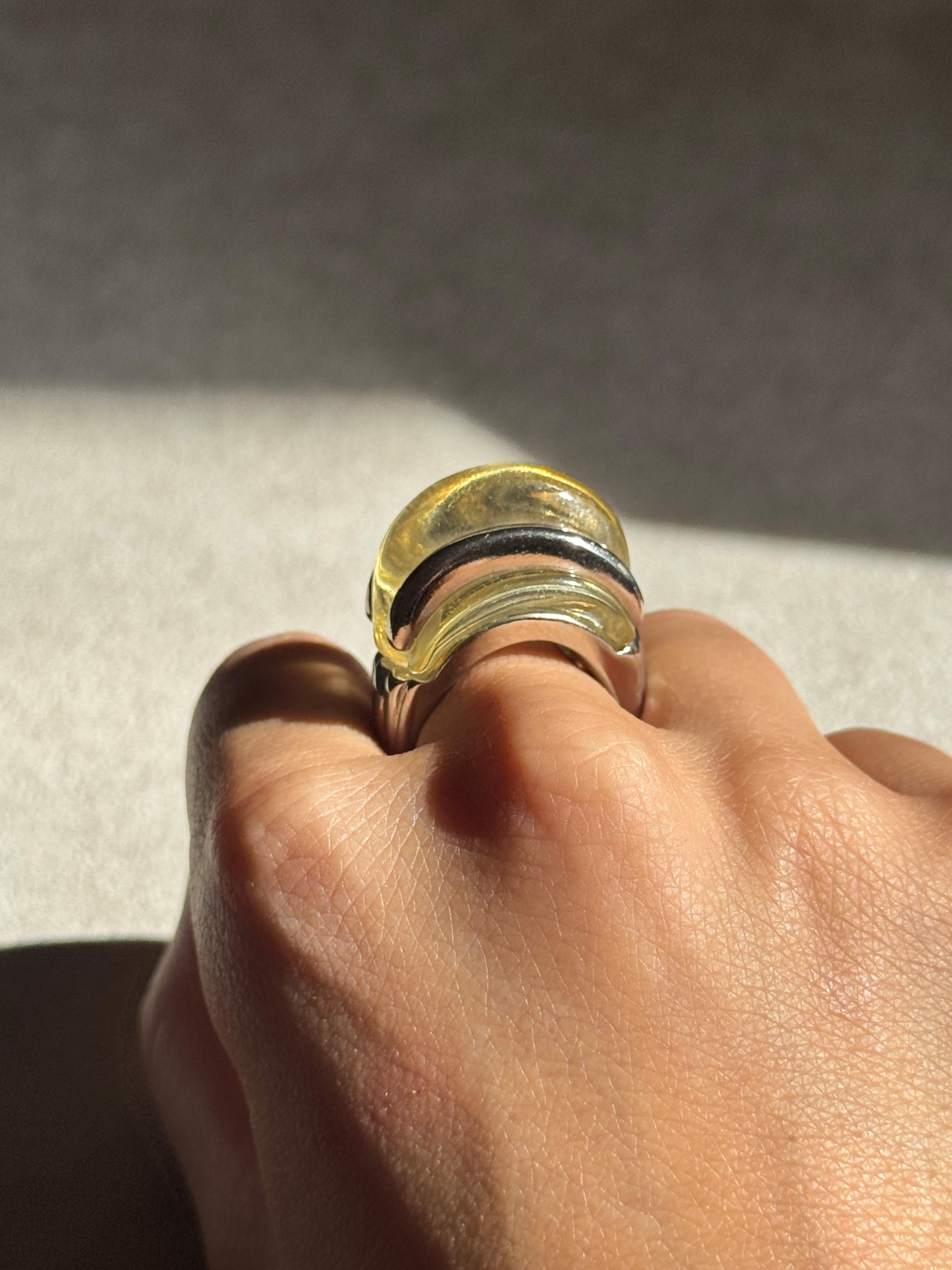 Kenneth Jay Lane Lucite gerippte Kuppel Cocktail Vintage Modernist Ring (Art déco) im Angebot