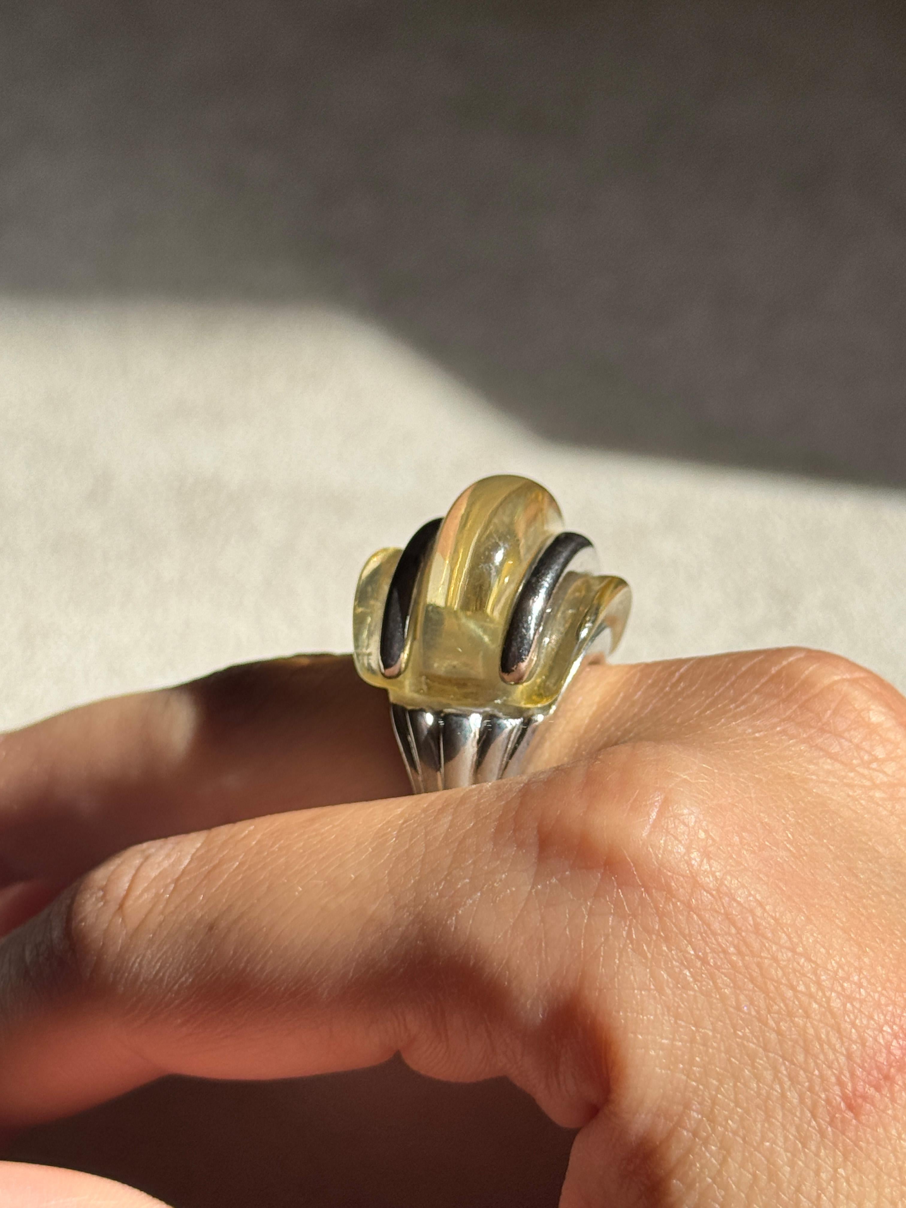 Kenneth Jay Lane Lucite gerippte Kuppel Cocktail Vintage Modernist Ring (Cabochon) im Angebot
