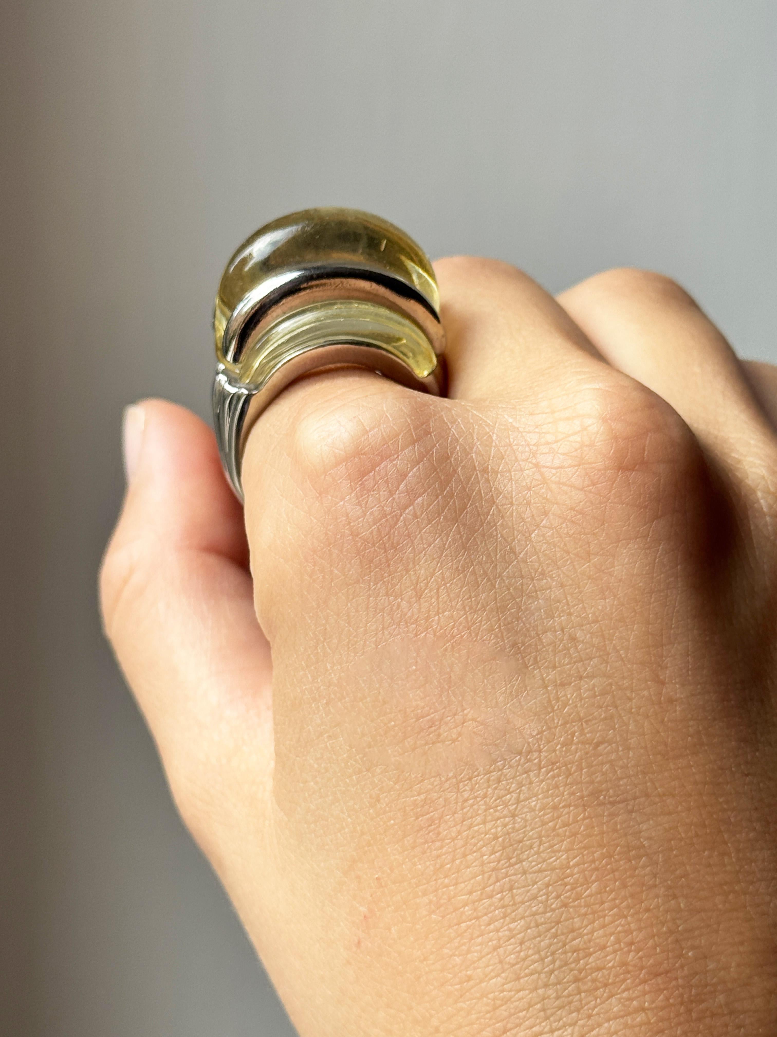 Kenneth Jay Lane Lucite gerippte Kuppel Cocktail Vintage Modernist Ring im Zustand „Gut“ im Angebot in Rome, IT