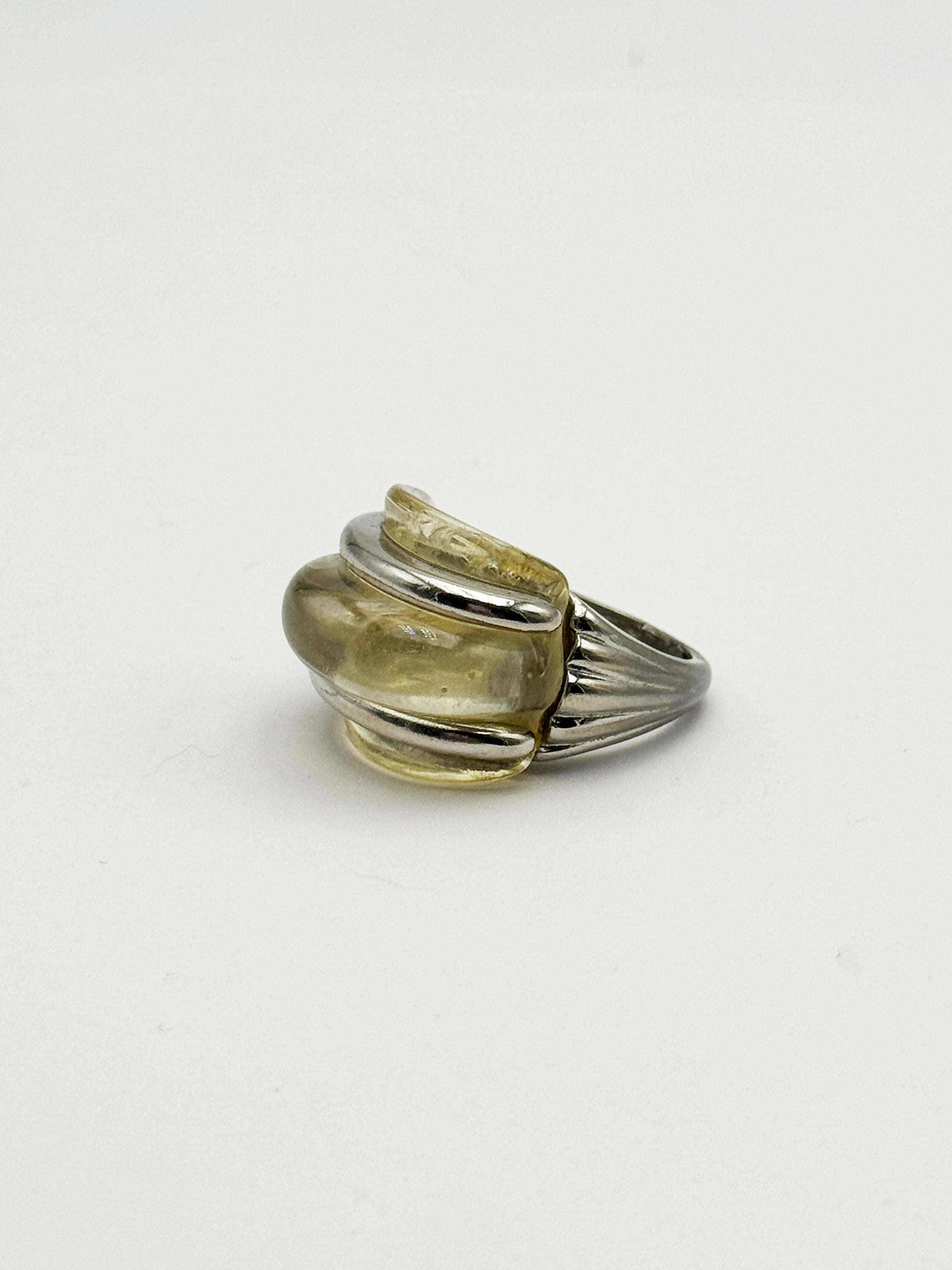Kenneth Jay Lane Lucite gerippte Kuppel Cocktail Vintage Modernist Ring im Angebot 1