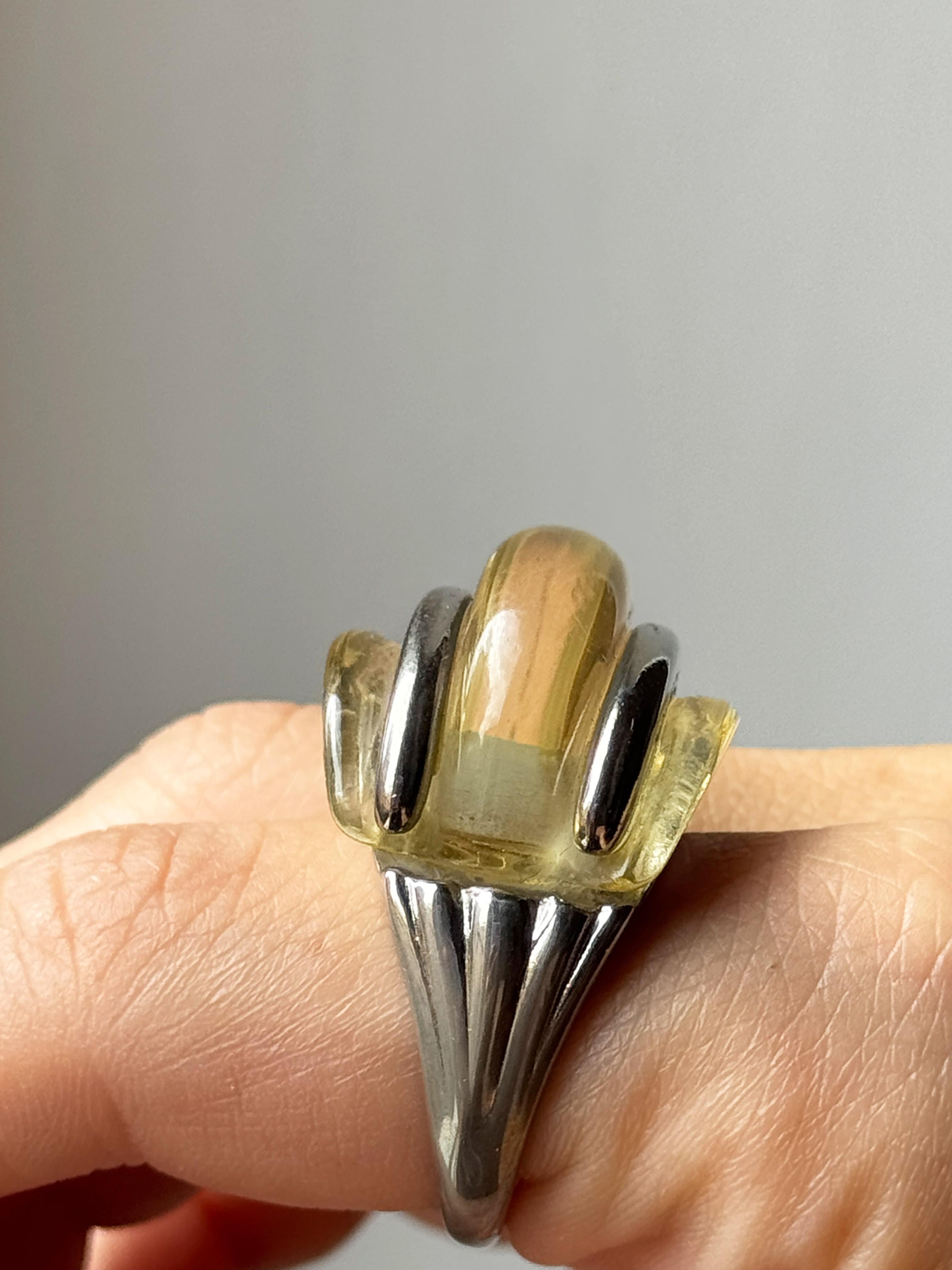 Kenneth Jay Lane Lucite gerippte Kuppel Cocktail Vintage Modernist Ring im Angebot 2