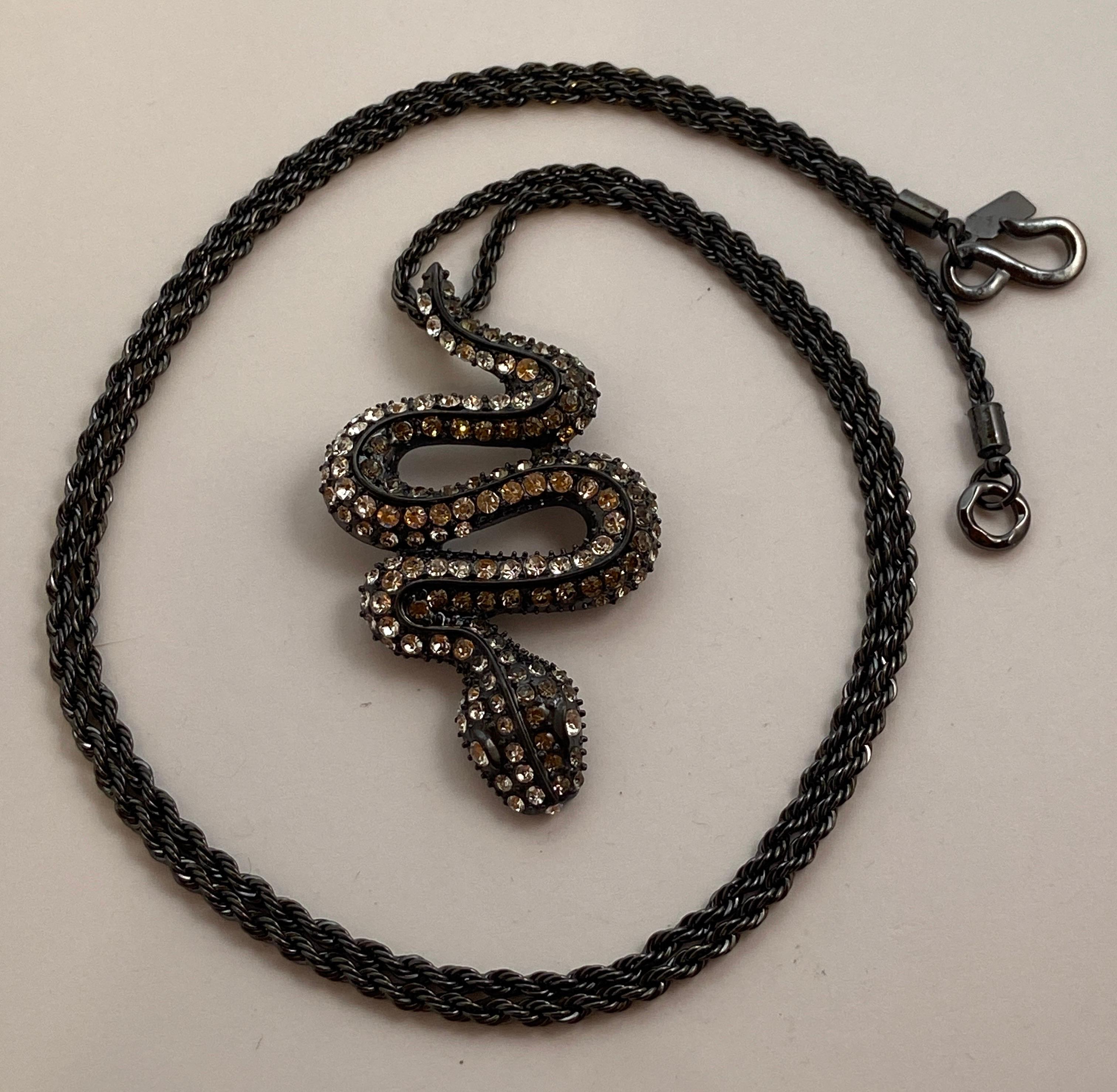 Artisan Kenneth Jay Lane - Ensemble pendentif et collier « serpent » en strass noir de taille moyenne