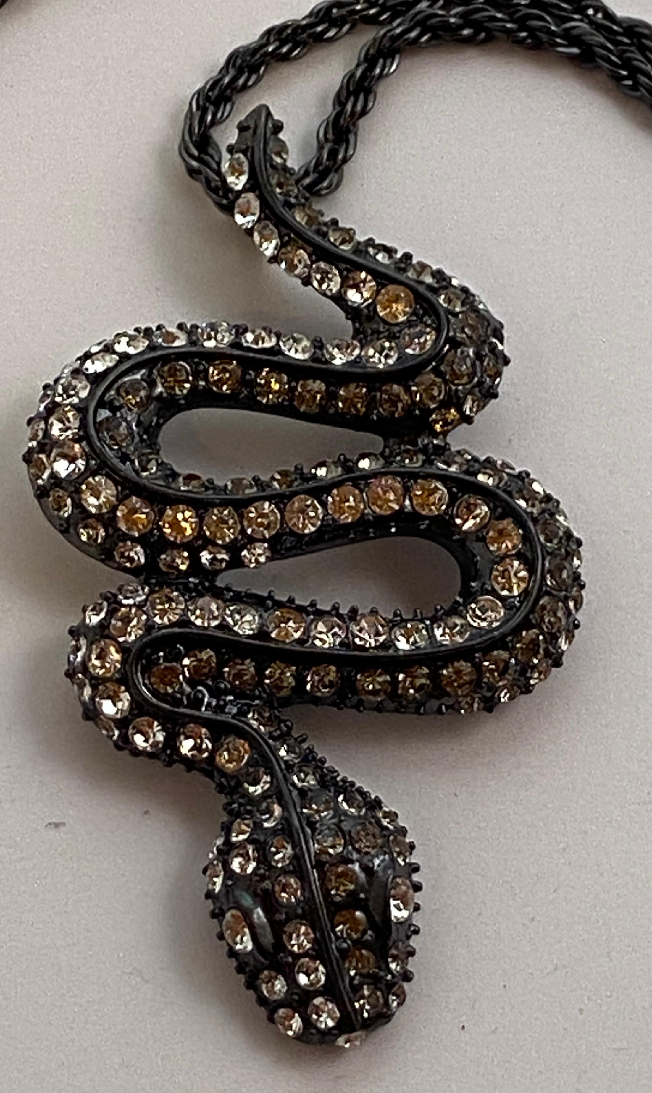 Kenneth Jay Lane - Ensemble pendentif et collier « serpent » en strass noir de taille moyenne Bon état à New York, NY