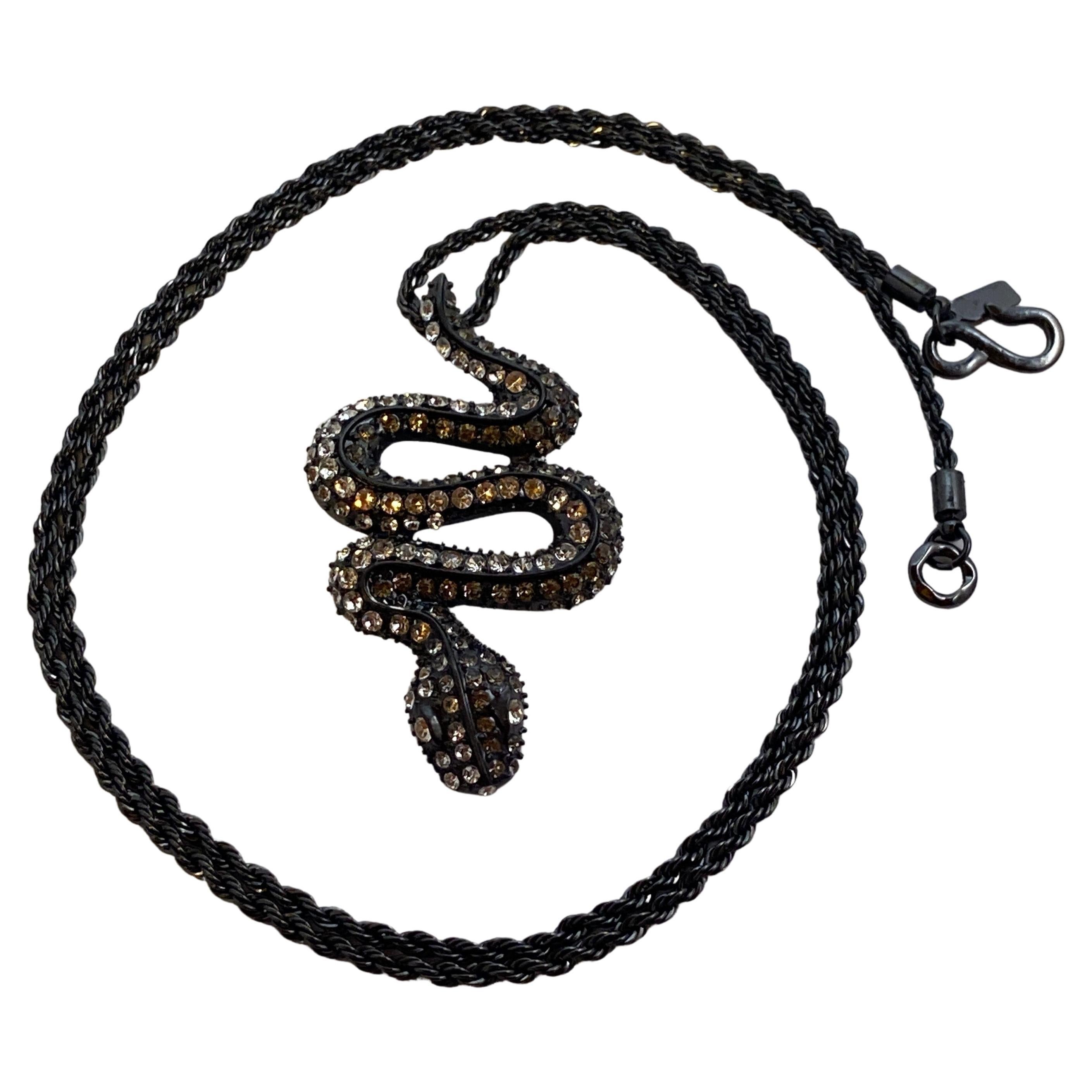Kenneth Jay Lane - Ensemble pendentif et collier « serpent » en strass noir de taille moyenne