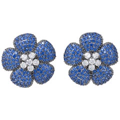 Kenneth Jay Lane - Boucles d'oreilles à pince bouton fleur en saphir pavé et zircone cubique