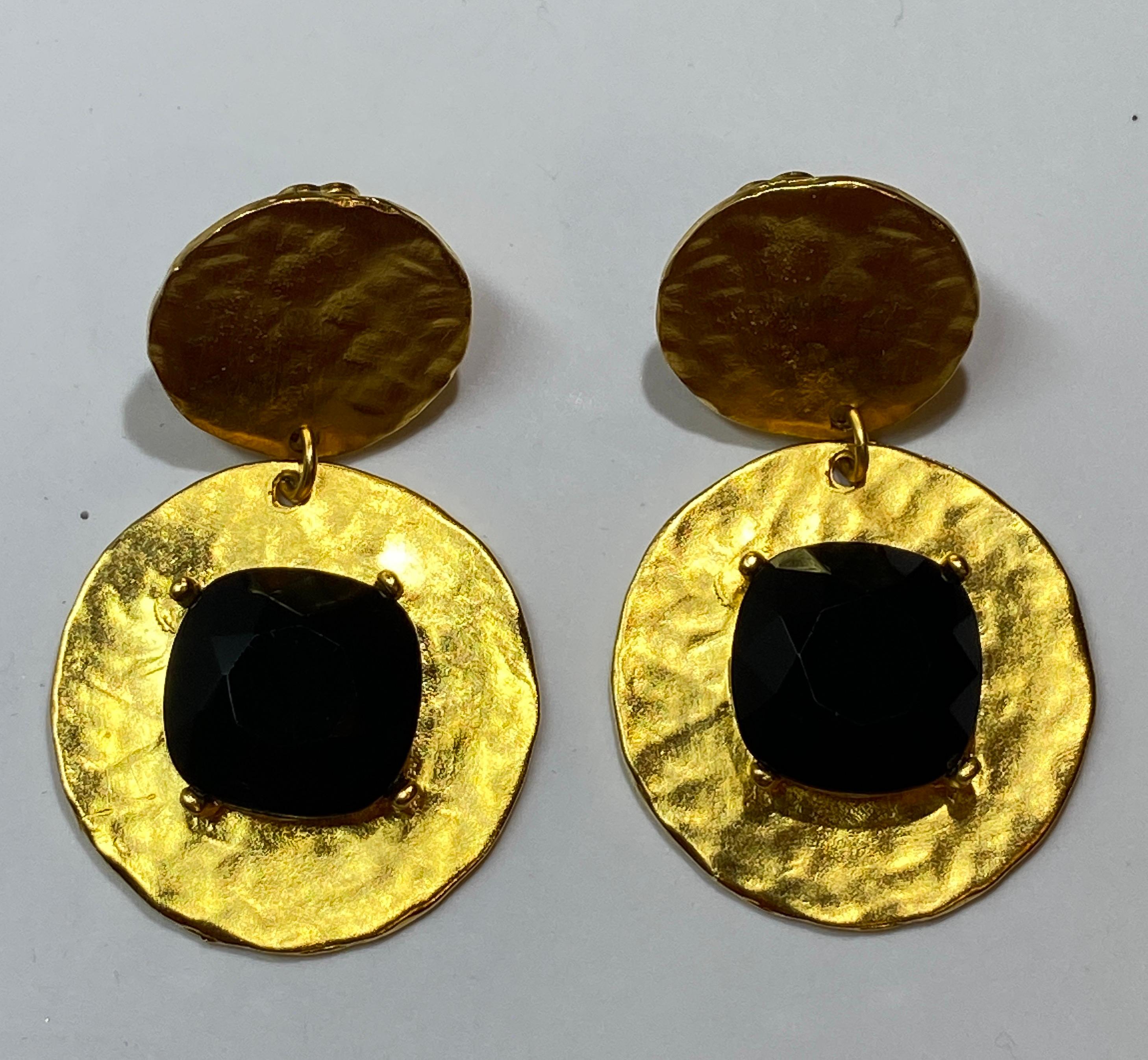 Kenneth Jay Lane Boucles d'oreilles à clips en or doré poli avec ornements centraux noirs en vente 5